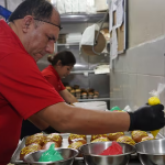 Producción de guaguas de pan, con cambio de turnos y uso de generadores para abastecer panaderías en Guayaquil