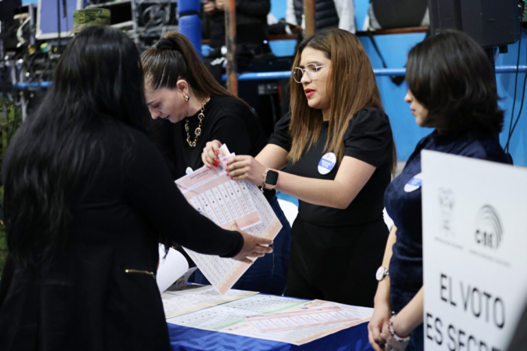 Corte Constitucional admite a trámite la demanda por la prohibición de celulares en las elecciones