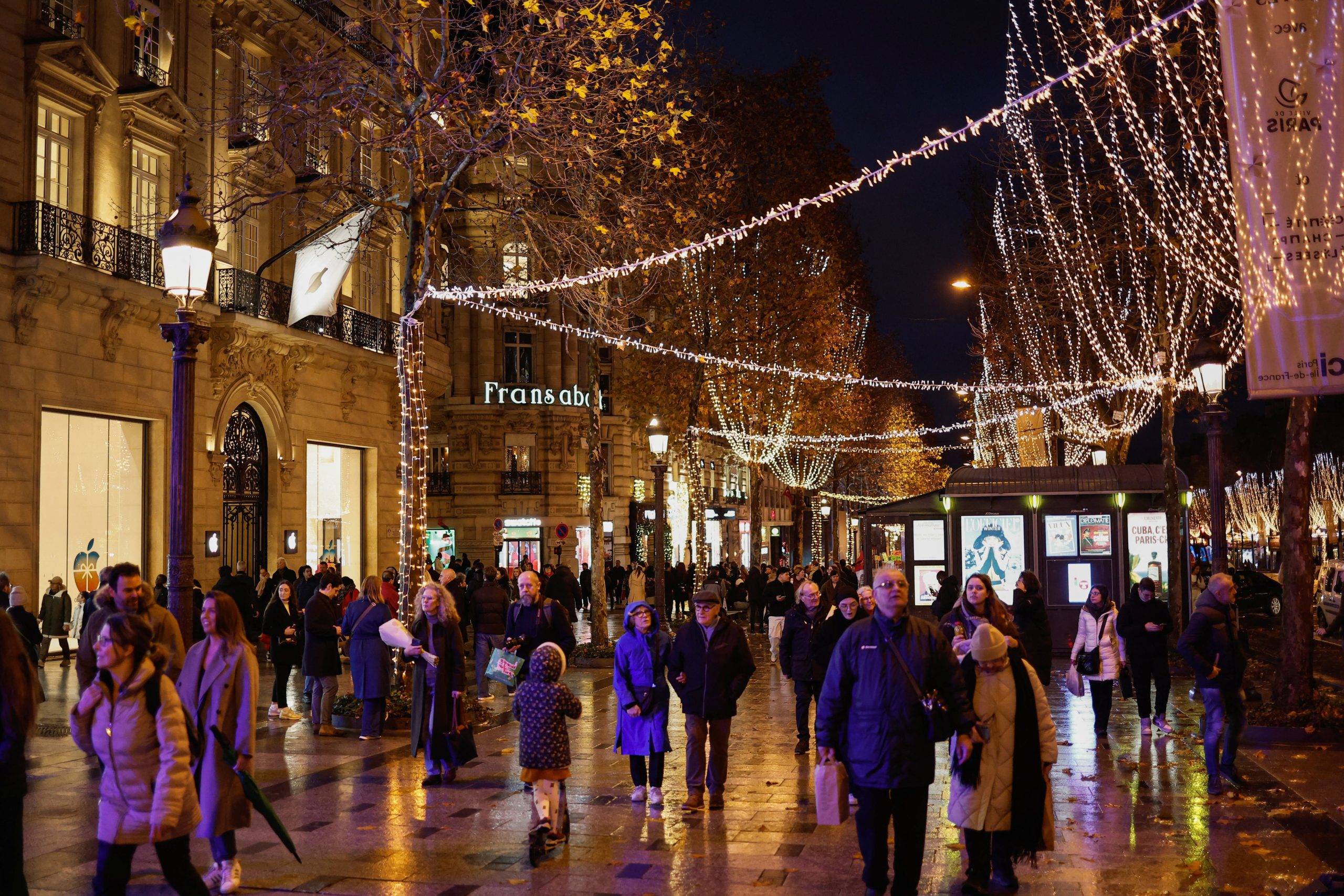 Luces navideñas anuales a lo largo de los Campos Elíseos en París, Francia.