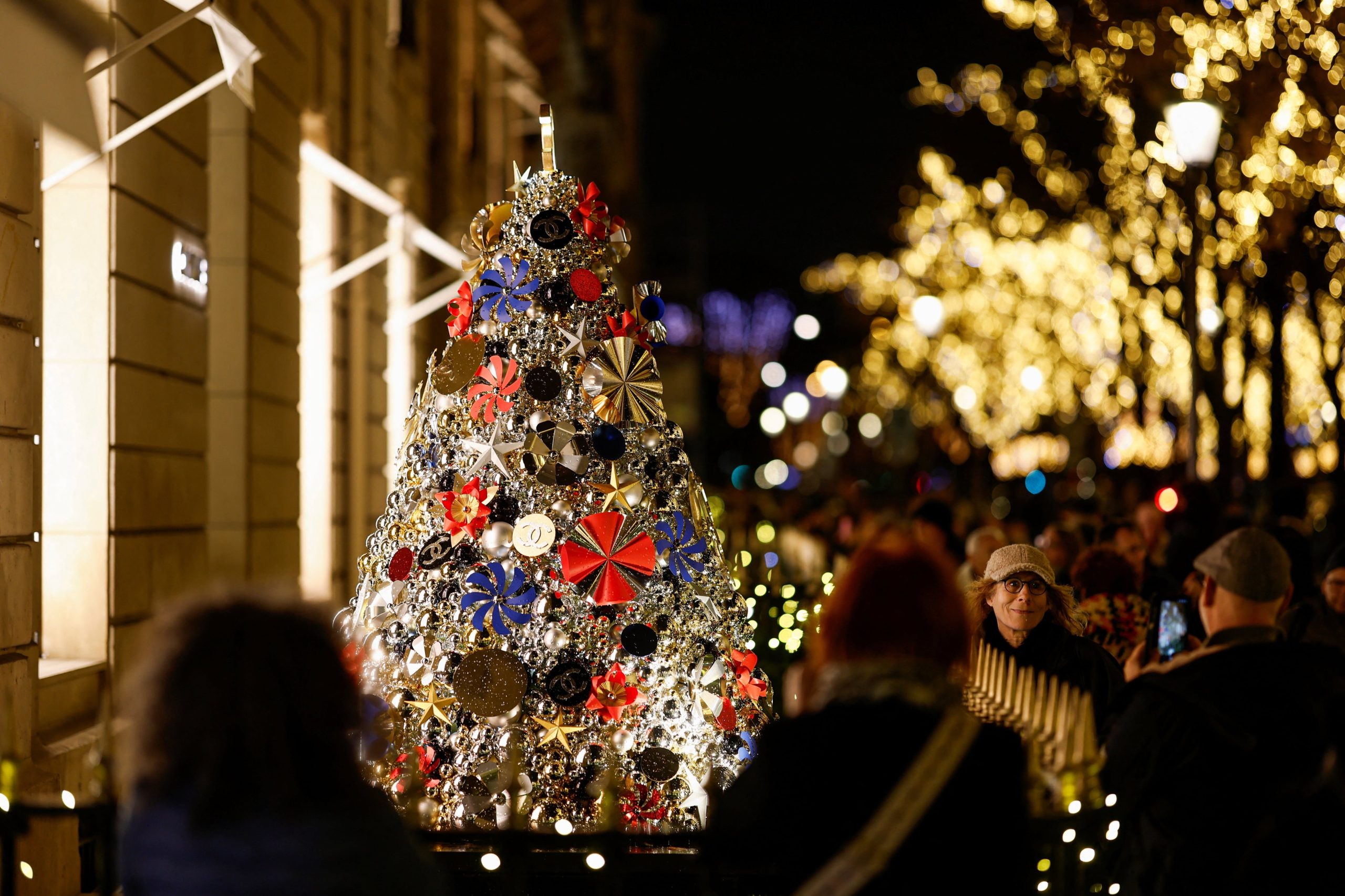 Decoraciones navideñas de la tienda de lujo Chanel en París, Francia.
