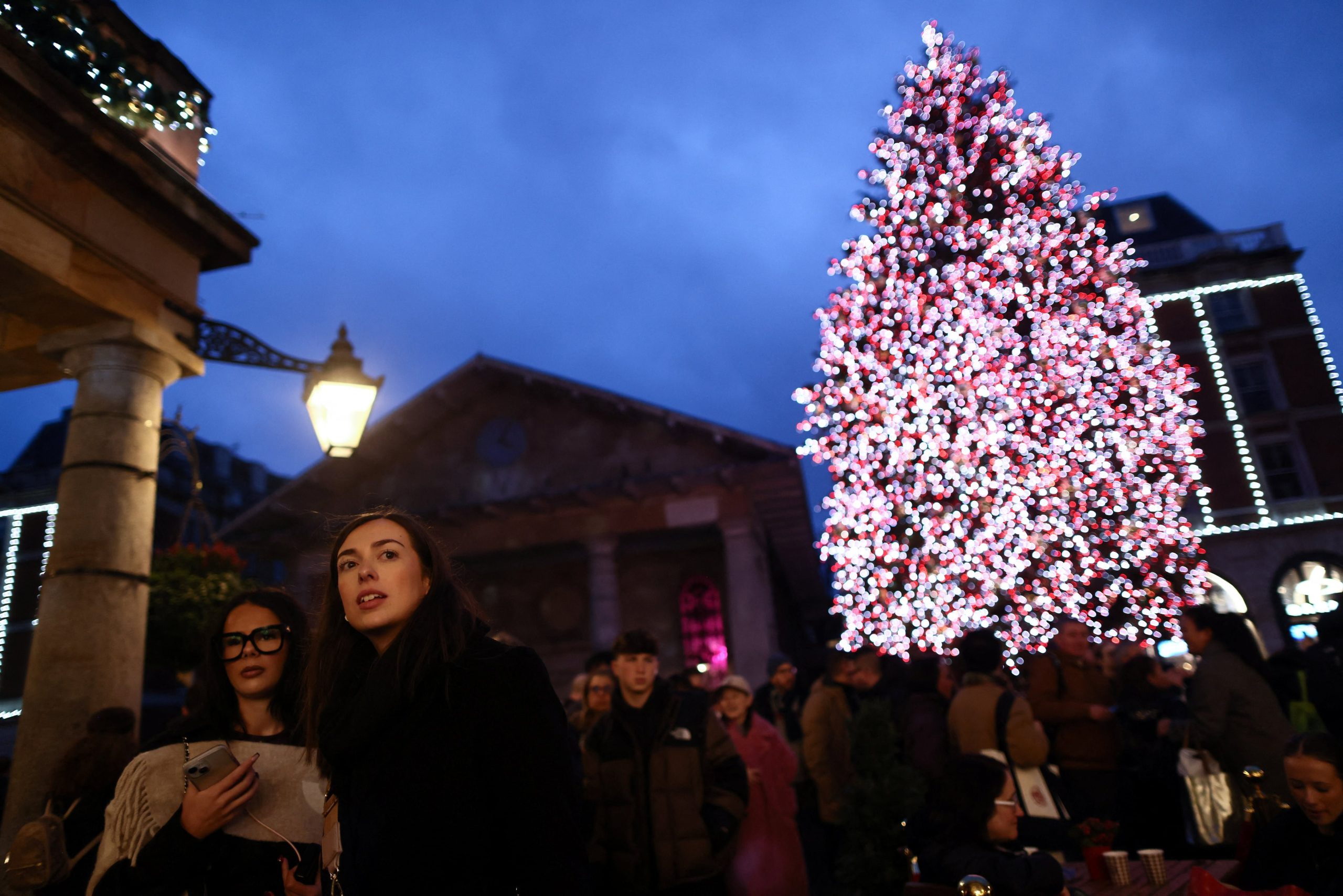 La gente camina por un mercado navideño en Covent Garden en Londres, Gran Bretaña.