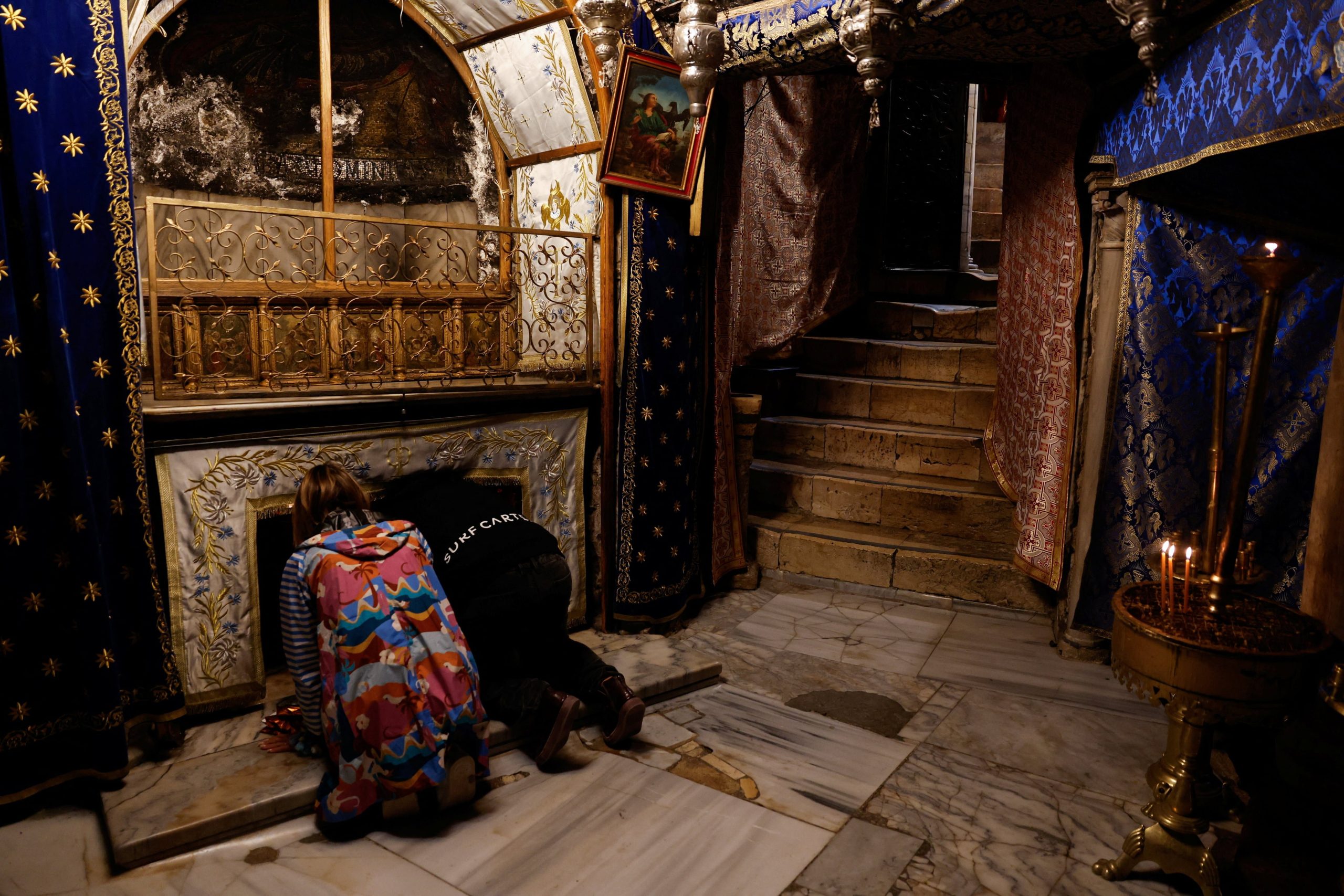 Los fieles rezan en la Gruta de la Iglesia de la Natividad en Belén