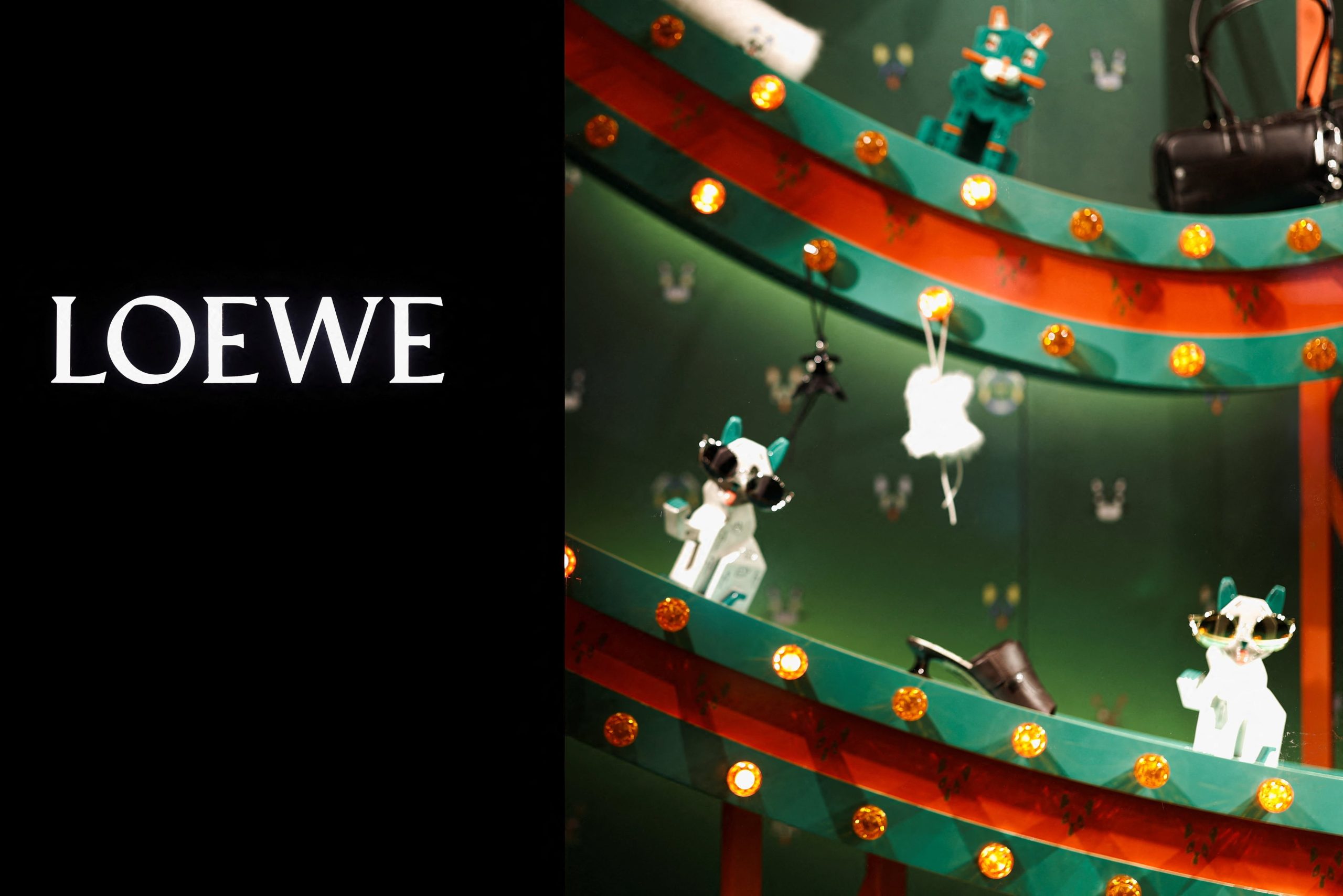 Adornos navideños se exhiben en una tienda Loewe en París, Francia.