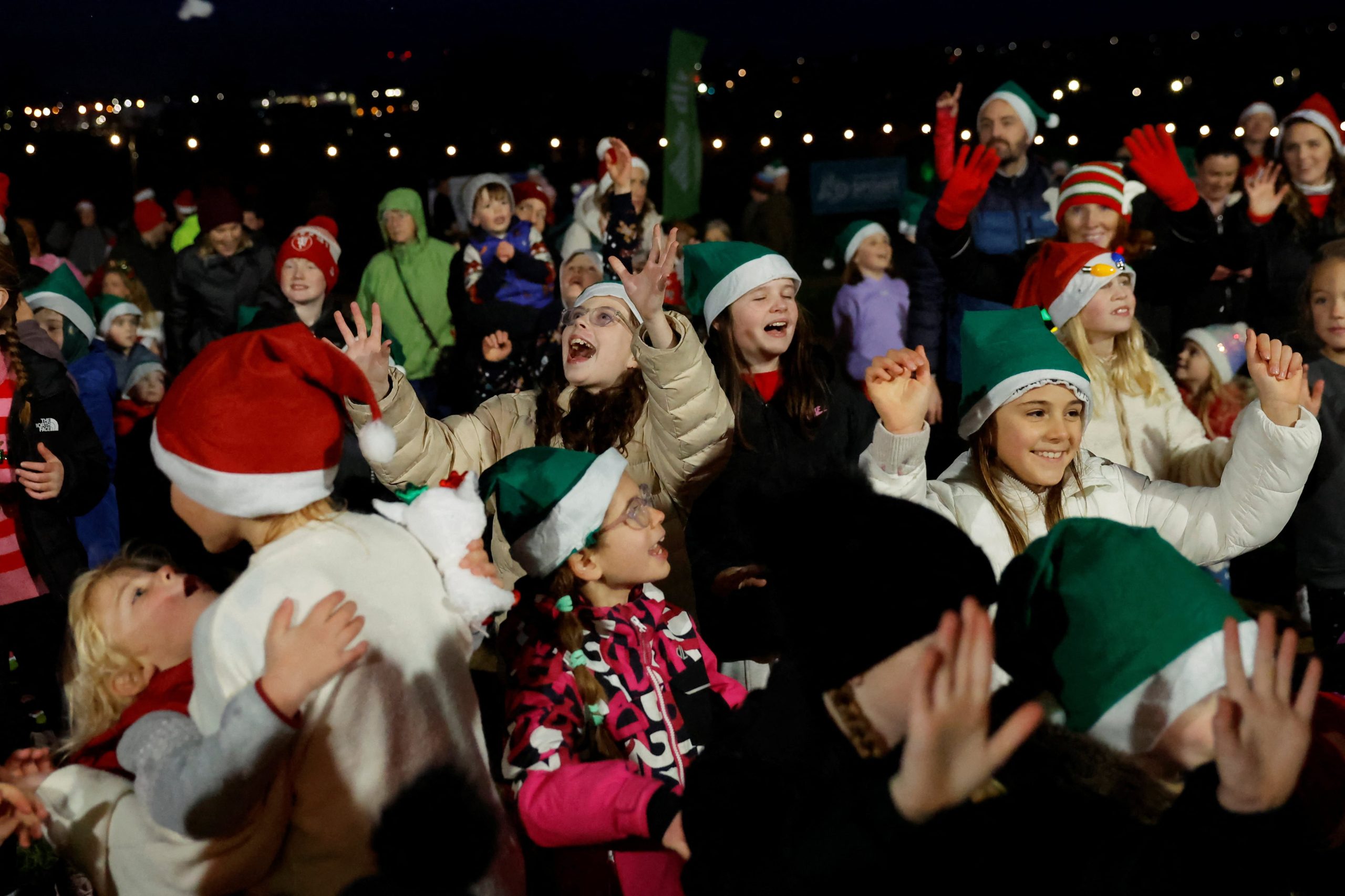 Los niños bailan durante una carrera navideña de Papá Noel y elfos en Cabinteely, Irlanda.
