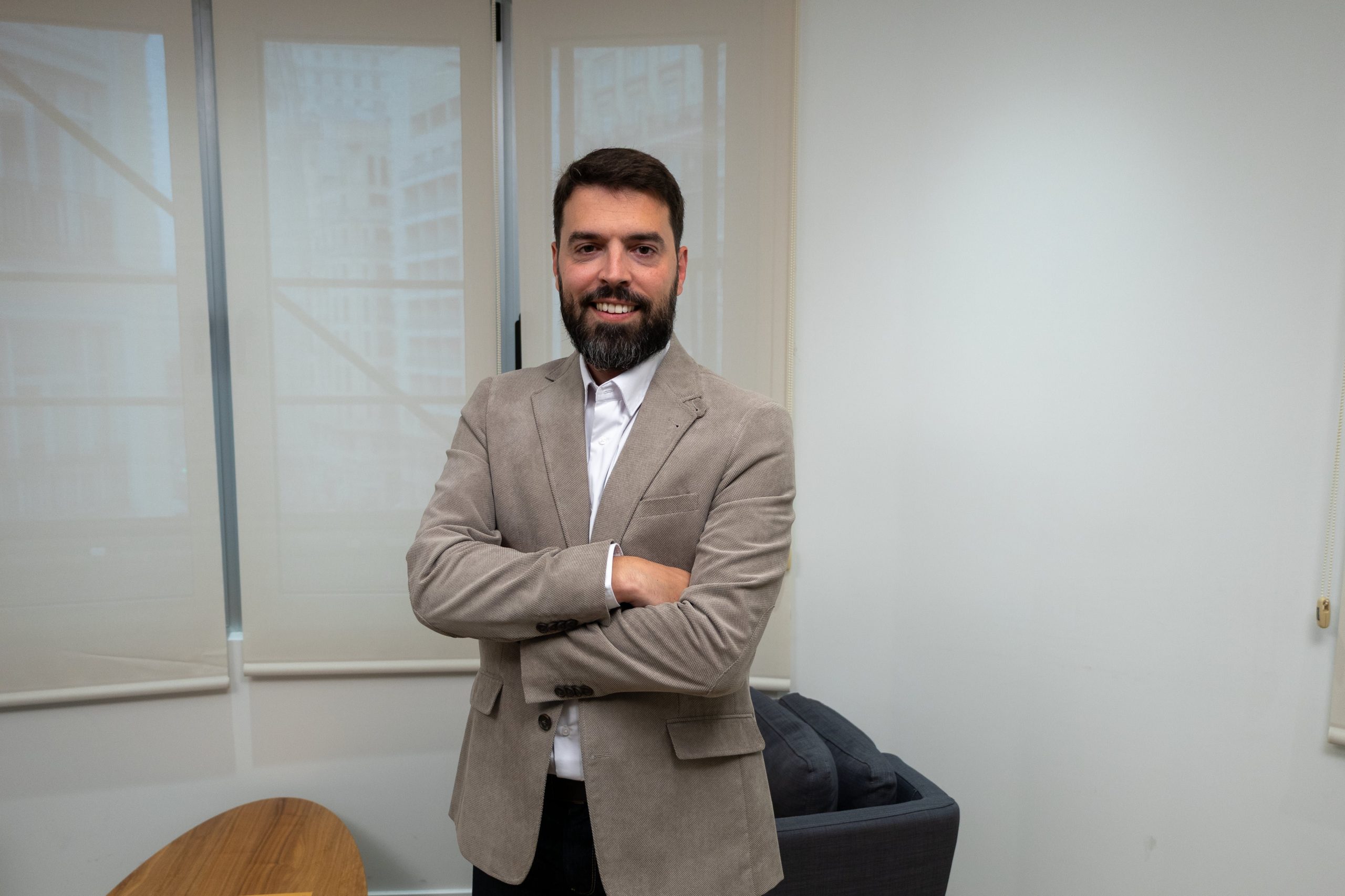 Adrià Martínez posa tras la entrevista.