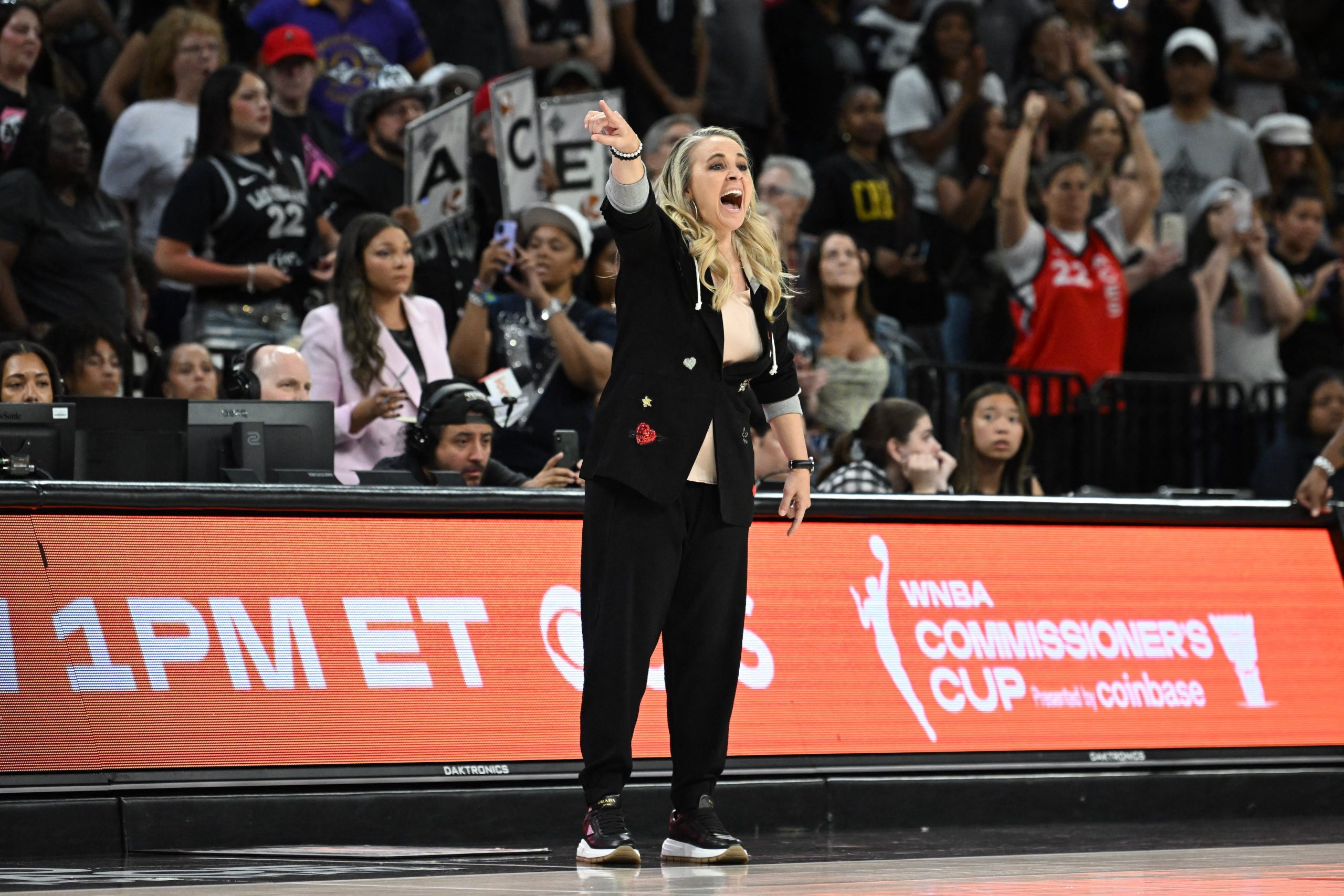 El apoyo familiar y la llegada de Becky Hammon como entrenadora ayudaron a A'ja Wilson a superar la ansiedad y asumir el liderazgo en la WNBA (Candice Ward-Imagn Images)