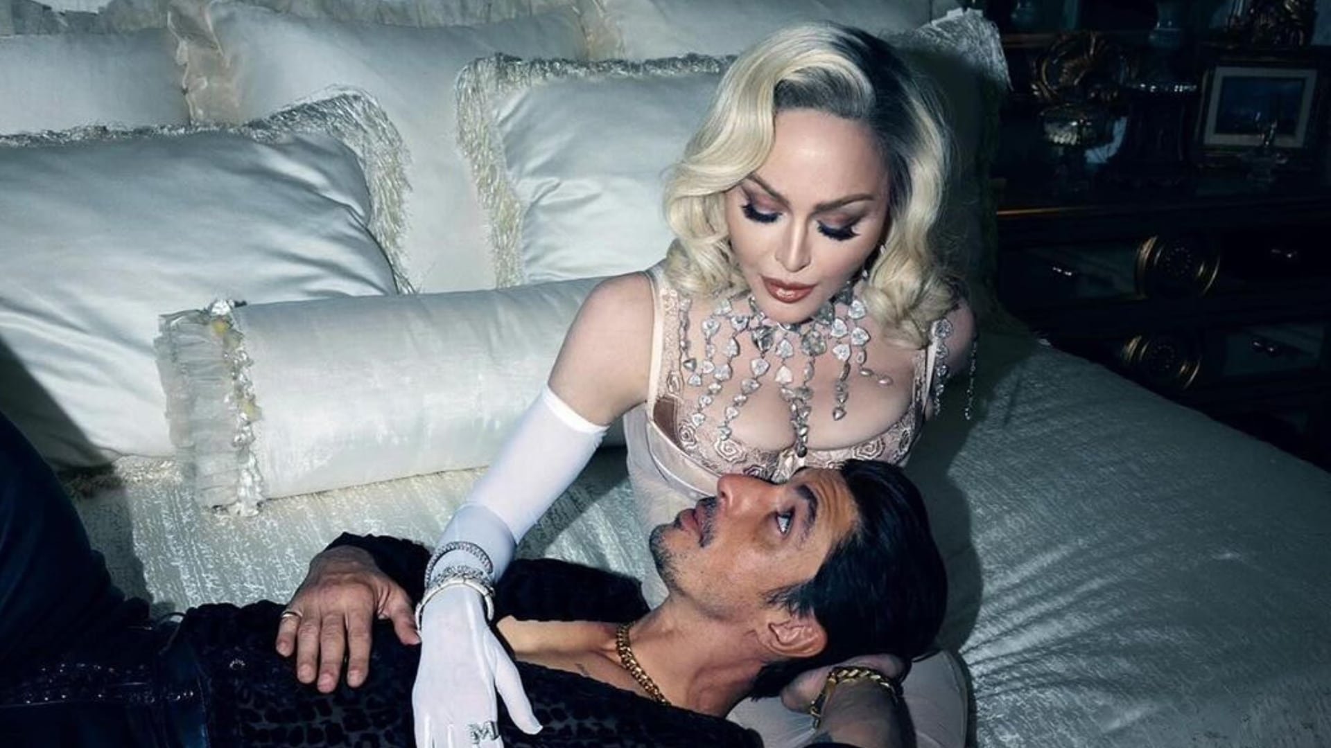 Madonna y Alberto Guerra aparecieron en la más reciente edición de la revista inglesa Re -edition. La 'Reina del Pop' solicitó expresamente al mexicano como modelo. Foto: @el_guerra