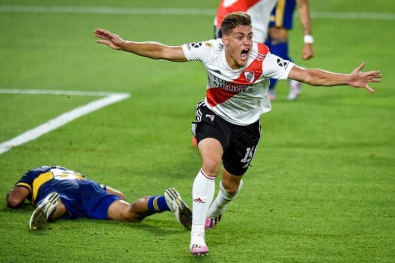 Federico Girotti celebrando su gol ante la imagen de Carlos Zambrano en el césped en Boca Juniors vs River Plate. - créditos: REUTERS