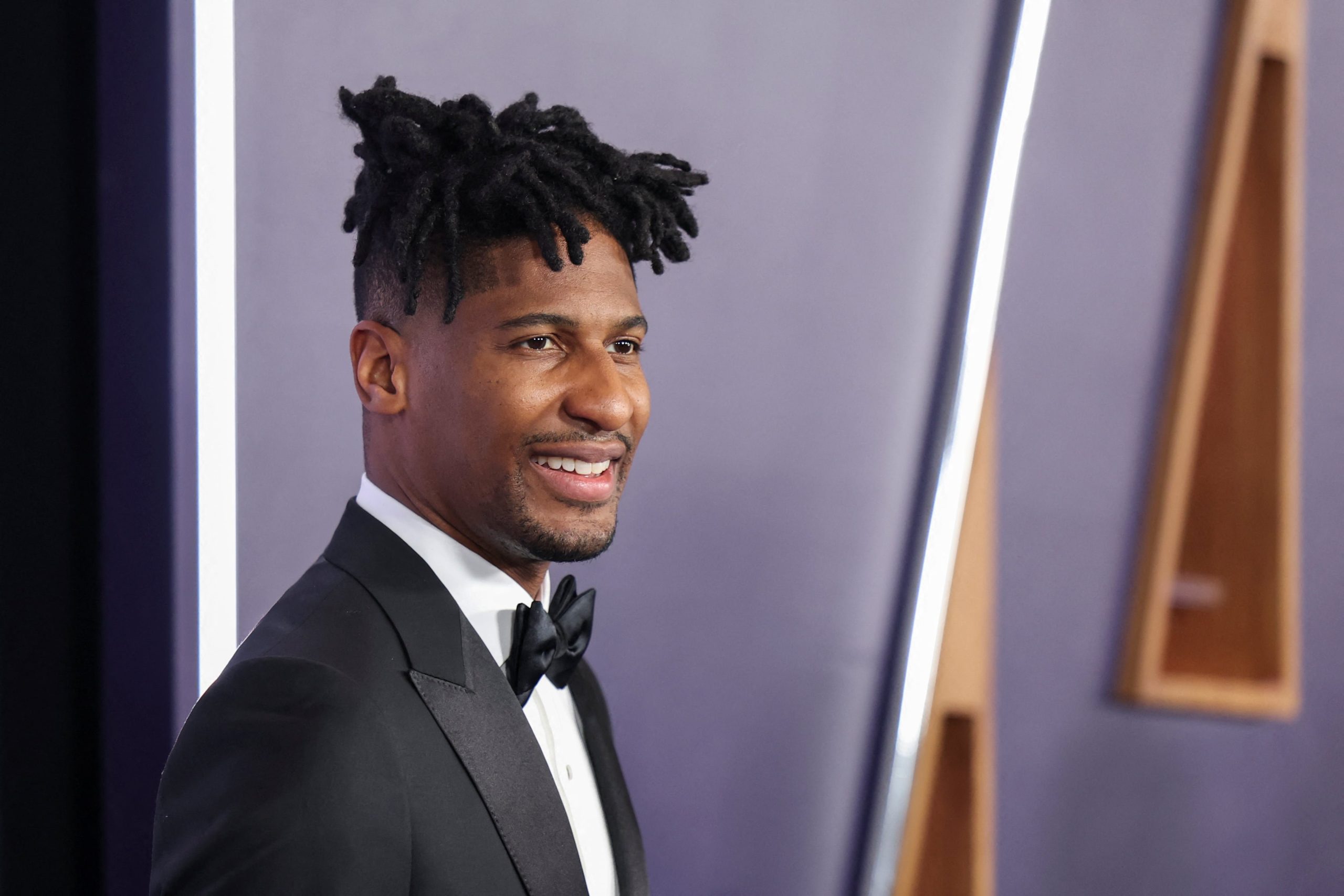 Aunque la fiesta fue discreta, la emotiva actuación de Jon Batiste animó la noche al interpretar grandes clásicos del repertorio de Van Dyke (REUTERS/Ronda Churchill)