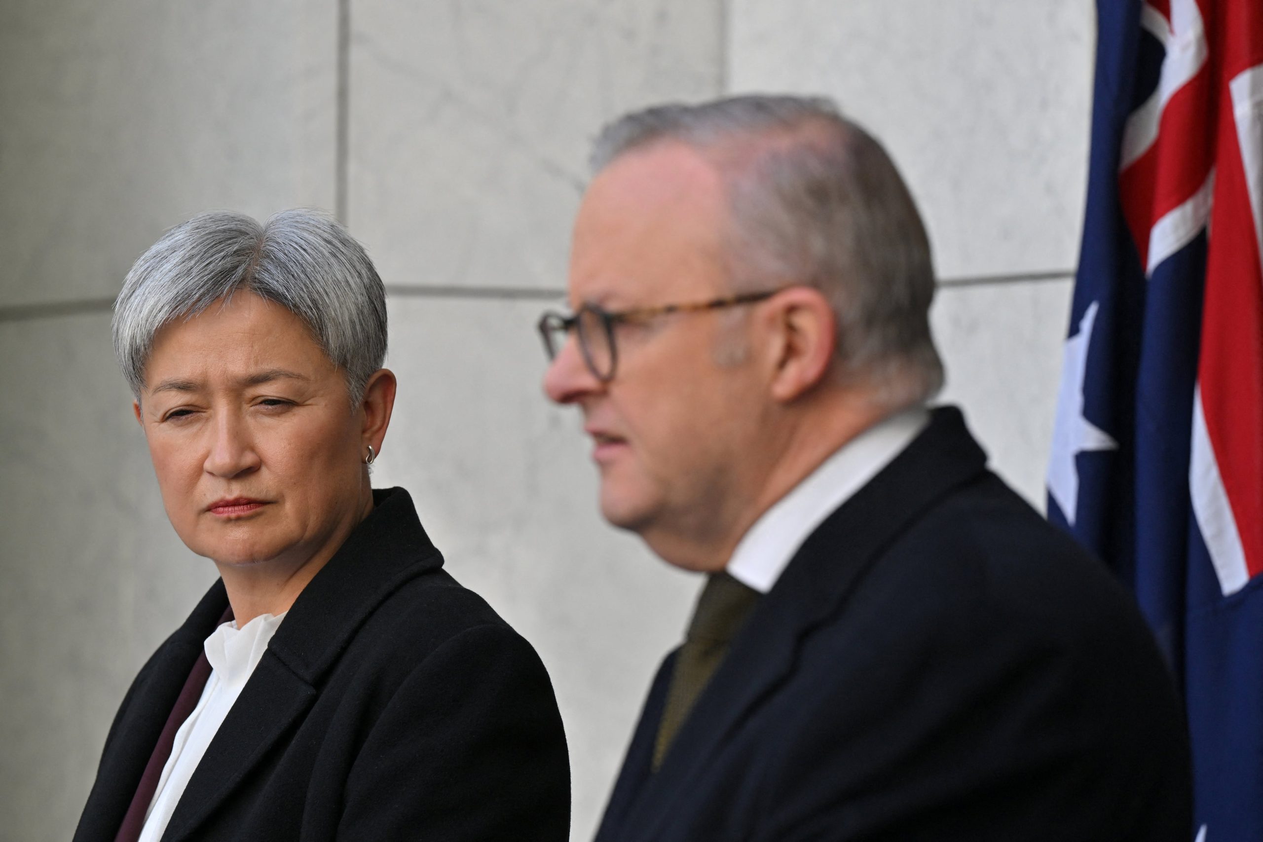 La ministra australiana de Asuntos Exteriores, Penny Wong, observa al primer ministro Anthony Albanese durante una conferencia de prensa (REUTERS)