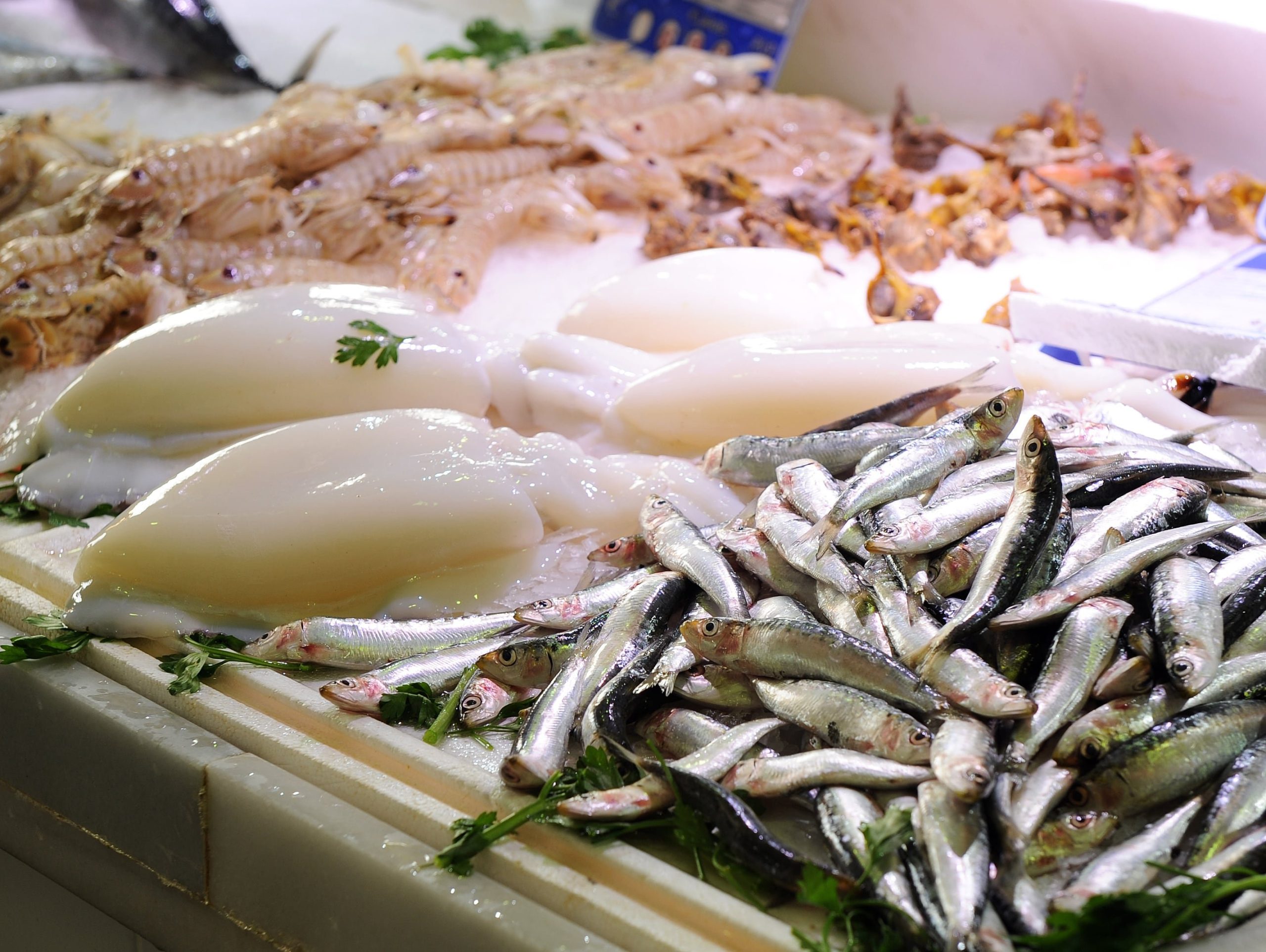 Los nutricionistas recomiendan informarse bien antes de comprar pescado.(Adobe Stock)