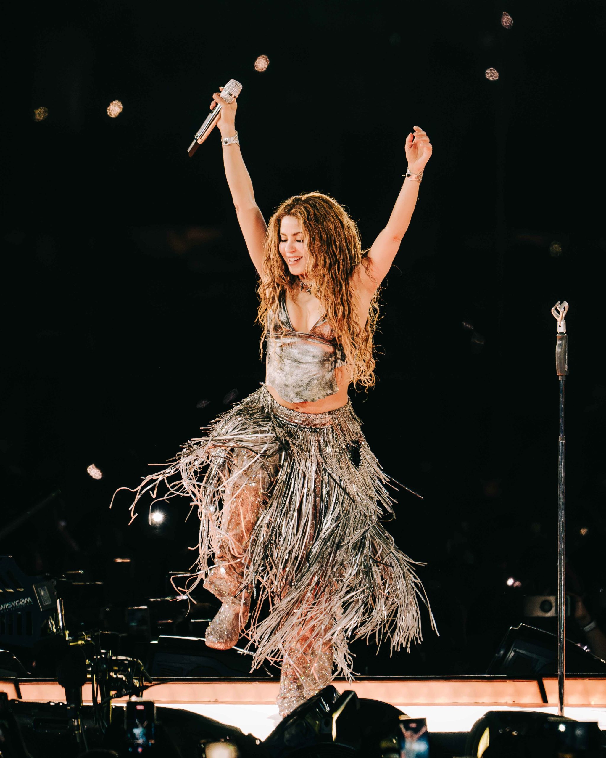 Los atuendos diseñados junto a Nicolas Bru redefinen la estética visual de las giras internacionales de la artista