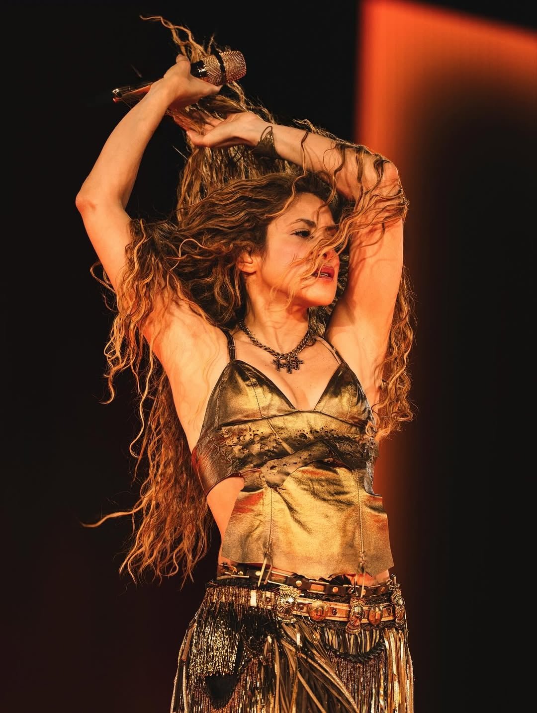 El espectáculo presenta trece cambios de vestuario por función, integrando tecnología y moda en cada acto