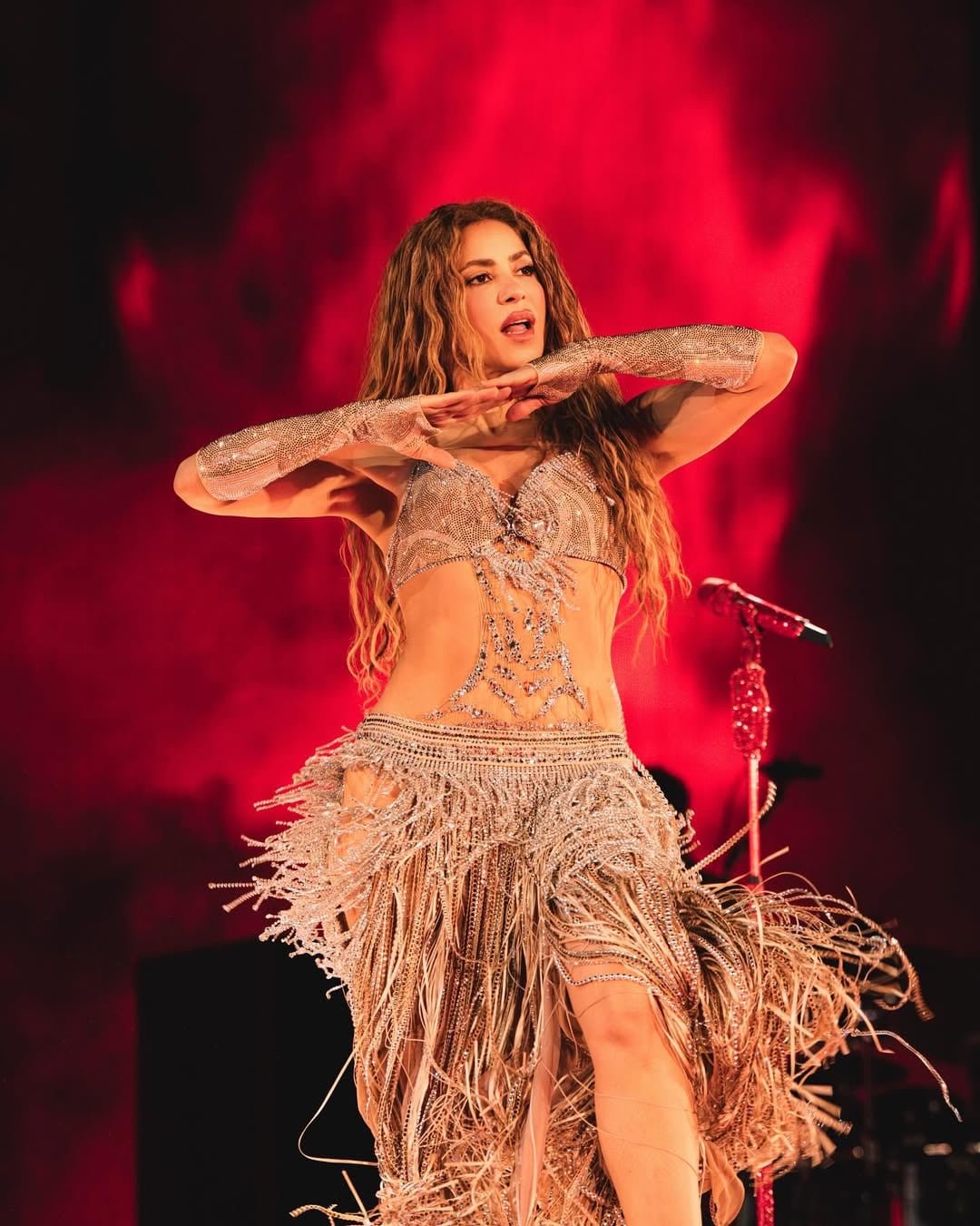 El trabajo conjunto con diseñadores internacionales posiciona la gira de Shakira como un hito en la moda musical actual (@shakira/Instagram)