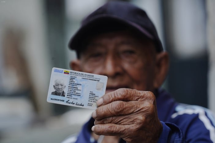 La identificación de Carlos Lindao indica que nació el 17 de octubre de 1902. (API /Teleamazonas)