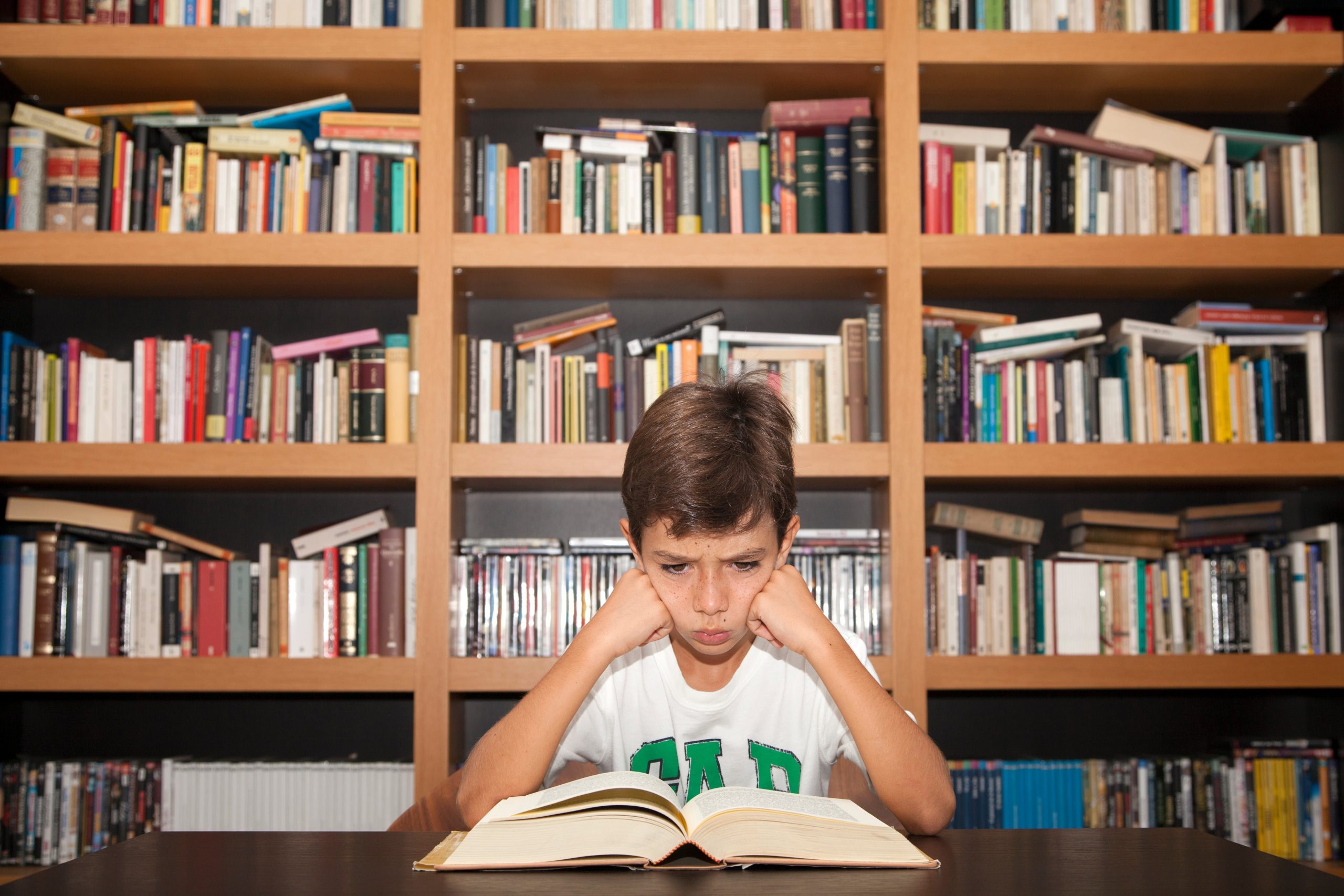 Niño estudiando enfadado. (Adobe Stock)
