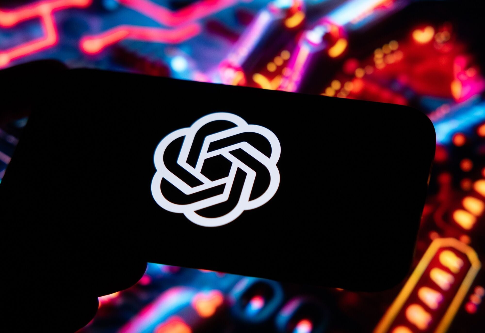 El auge de competidores ha diversificado el acceso a la inteligencia artificial conversacional, obligando a OpenAI y otros desarrolladores a innovar para no perder protagonismo en descargas y tiempo de uso