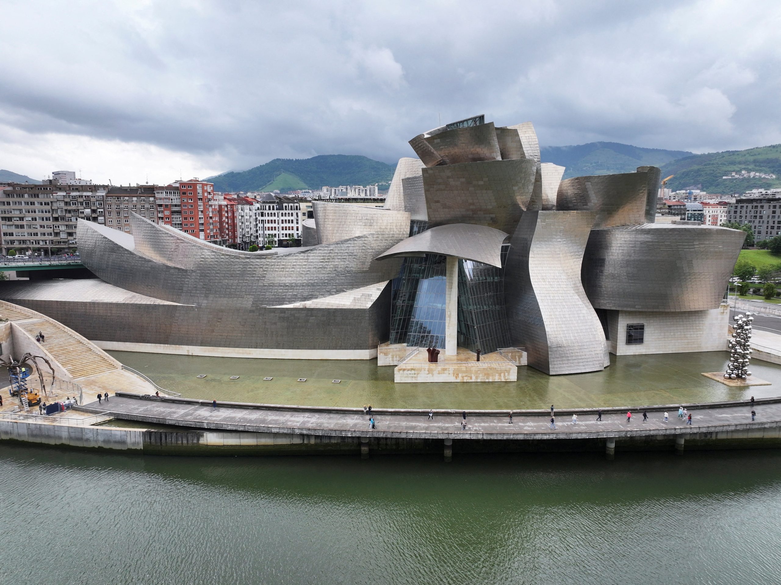 El Museo Guggenheim de Bilbao, sobre el río Nervión de la ciudad vasca (Foto: REUTERS/Guillermo Martinez)