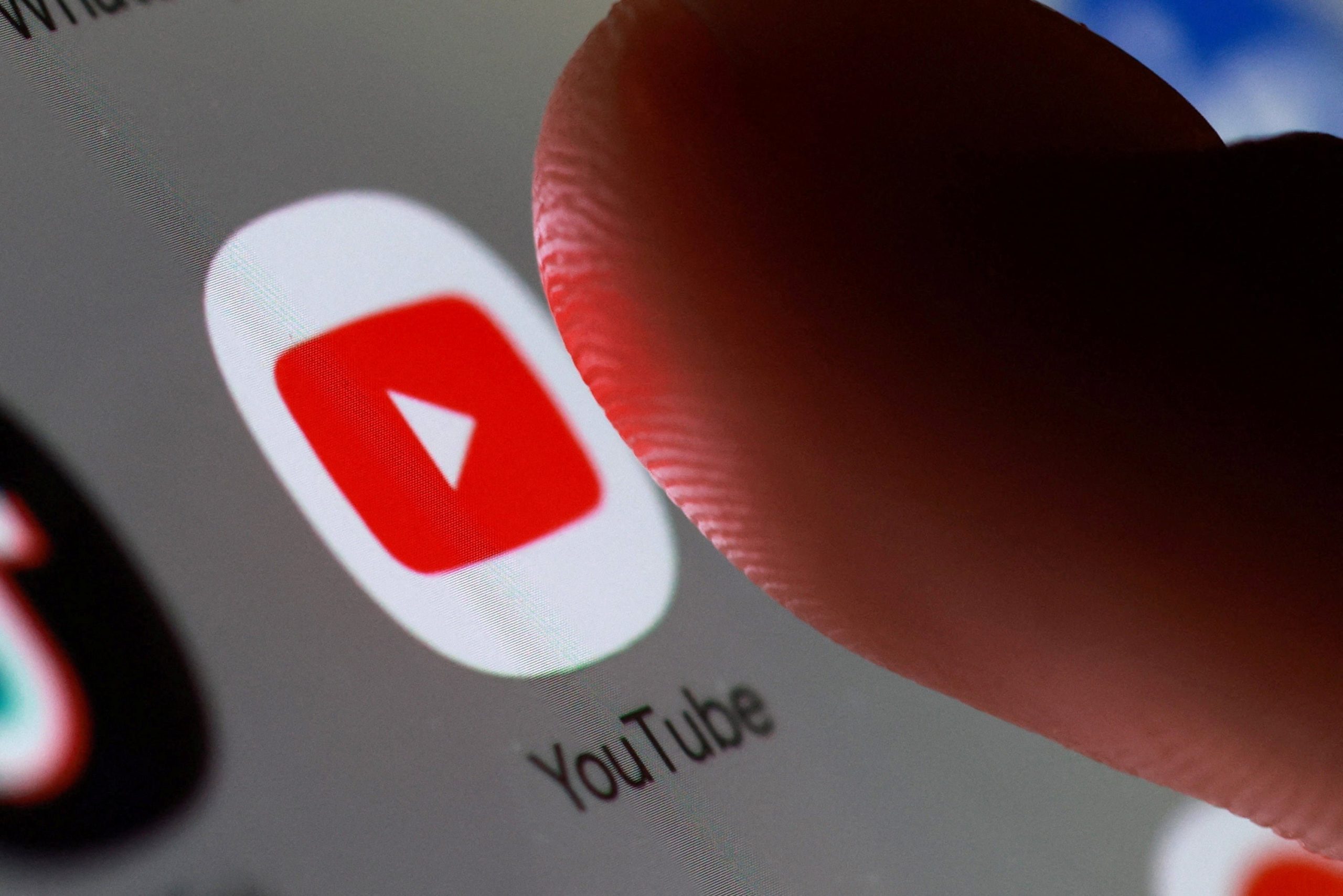 YouTube ofrece herramientas integradas para enviar videos directamente desde el celular al televisor sin aplicaciones adicionales. (Foto: REUTERS/Dado Ruvic/Illustration/File Photo)
