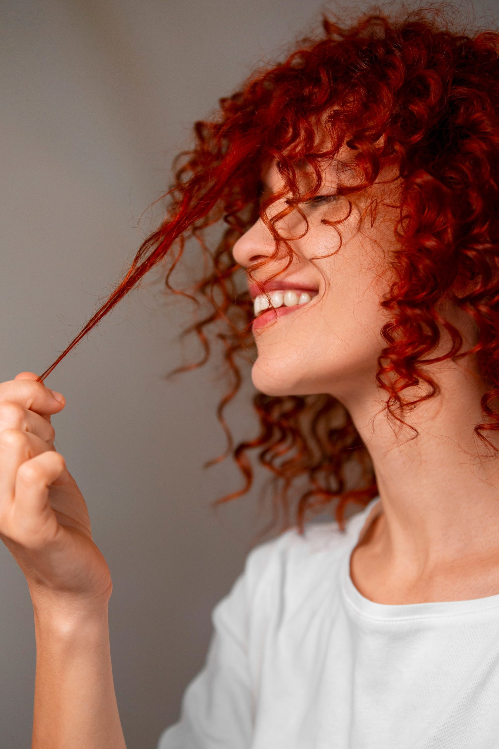 El cuidado profesional, con mascarillas y productos nutritivos, es fundamental para mantener el brillo y la salud del cabello teñido (Freepik)