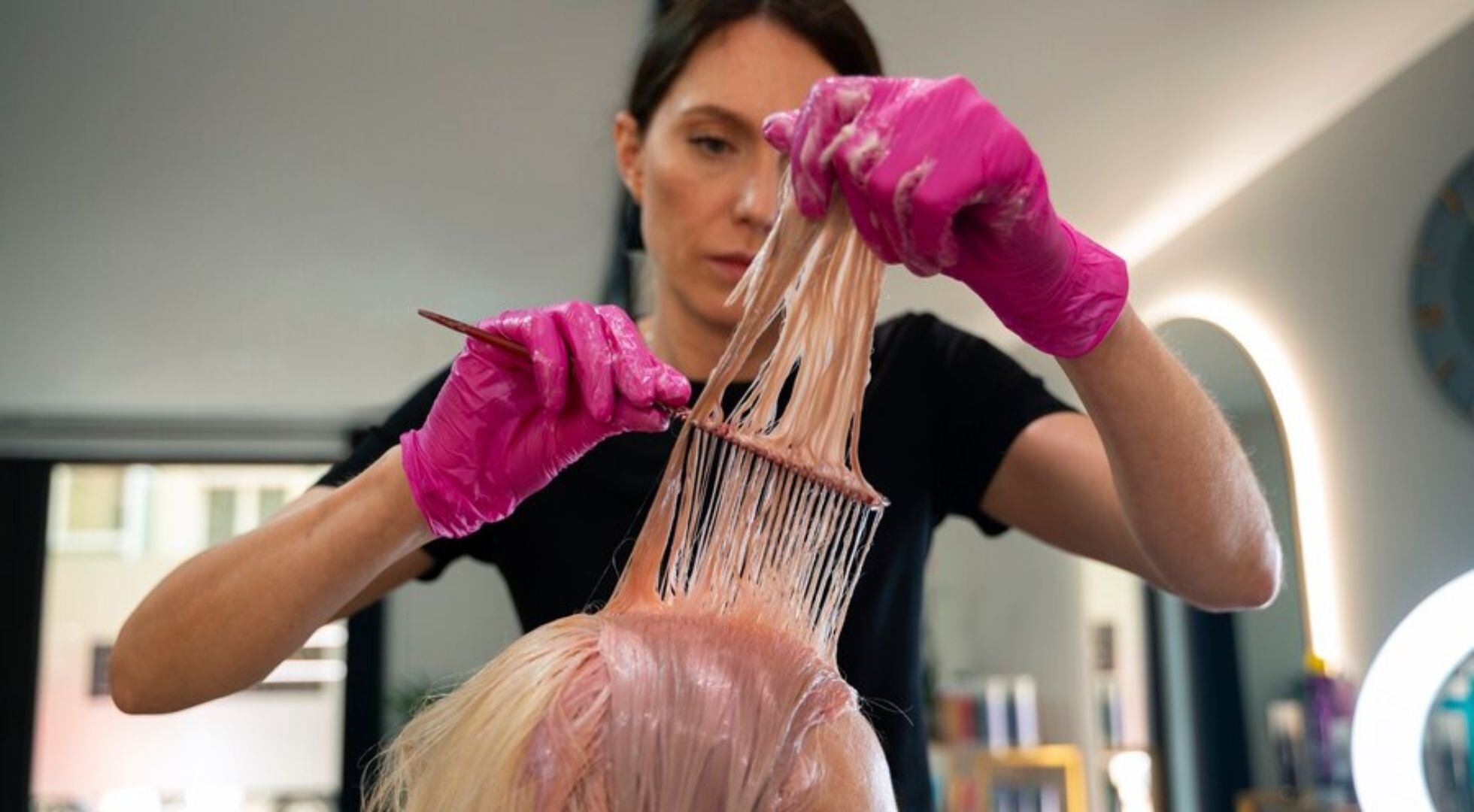 La clave está en combinar los colores de moda con un mantenimiento inteligente, priorizando la protección y la hidratación del cabello (Freepik)