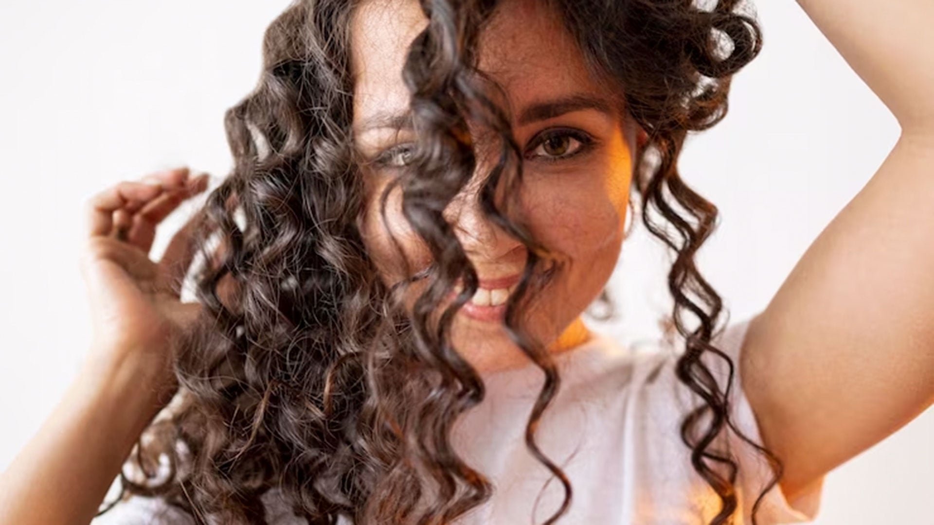 El negro azulado y los reflejos violetas representan la opción ideal para quienes desean profundidad y un look audaz (Freepik)