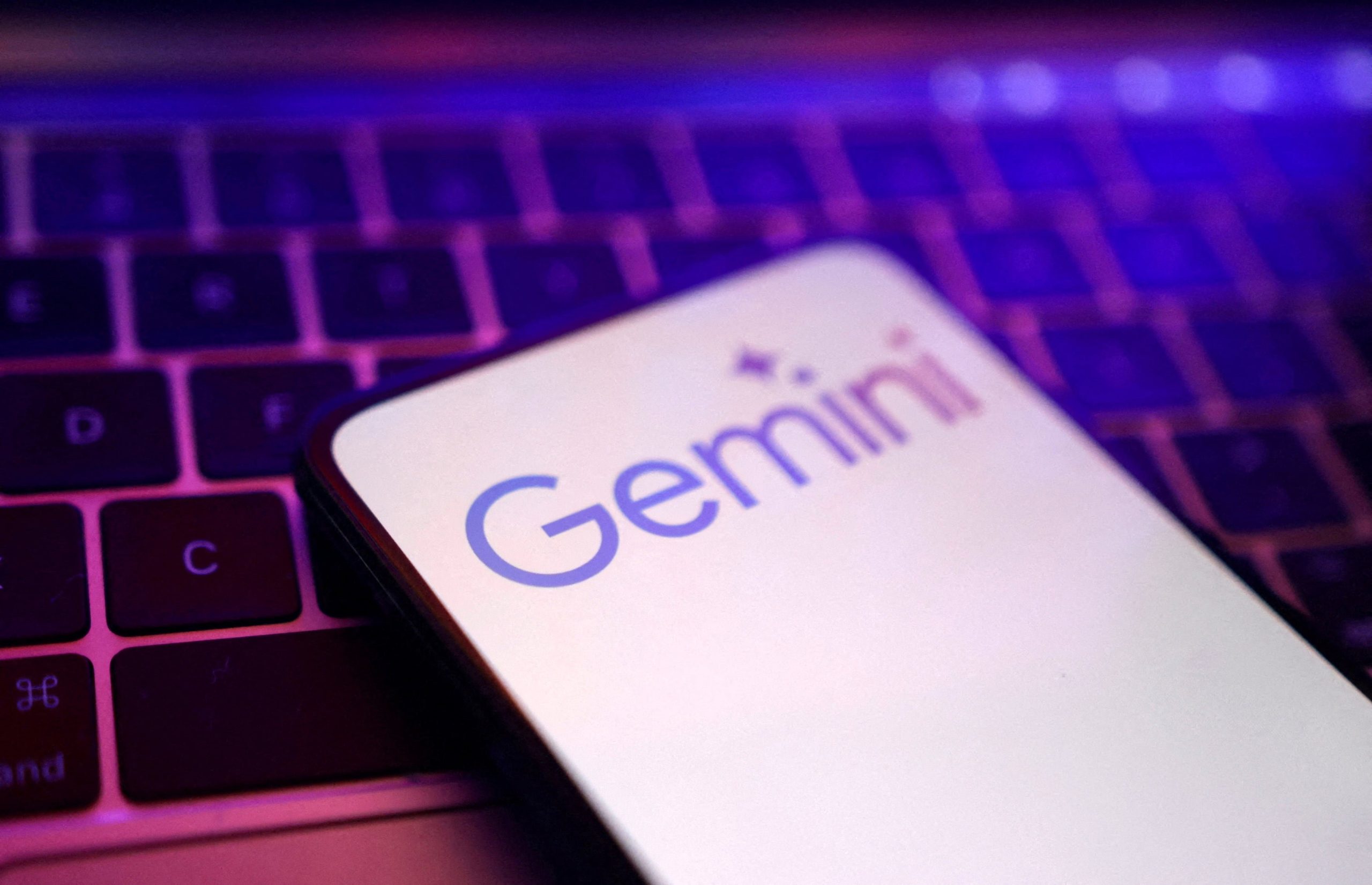 Gemini ofrece contexto adicional sobre las imágenes verificadas, facilitando la detección de falsificaciones digitales en redes sociales.(REUTERS/Dado Ruvic/Illustration/File Photo)
