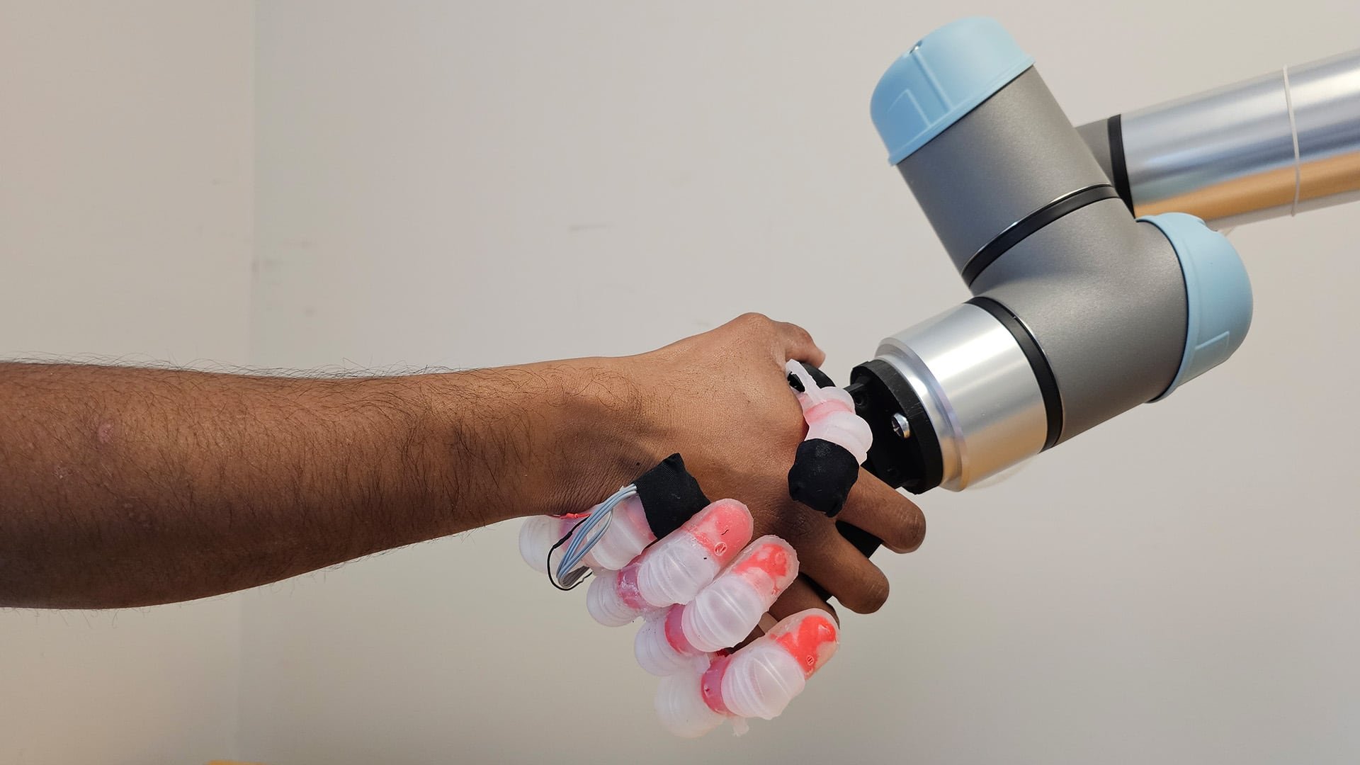 Otras manos robóticas permiten solo movimientos básicos y poco controlados