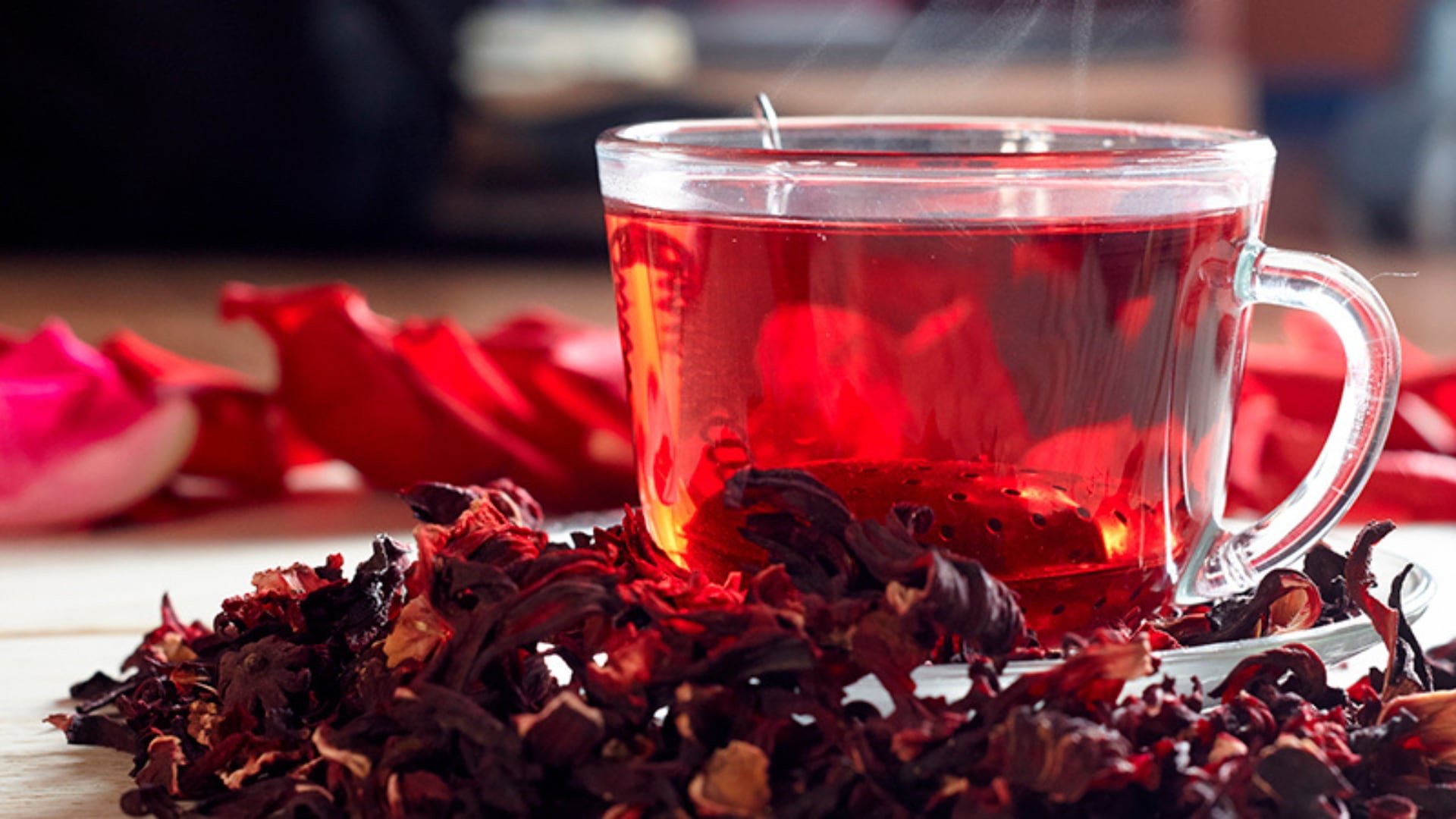 El agua detox de jamaica, elaborada con flor de jamaica (Hibiscus sabdariffa), destaca por su color rojo intenso, su sabor refrescante y sus propiedades naturales que la convierten en una opción saludable para la hidratación diaria