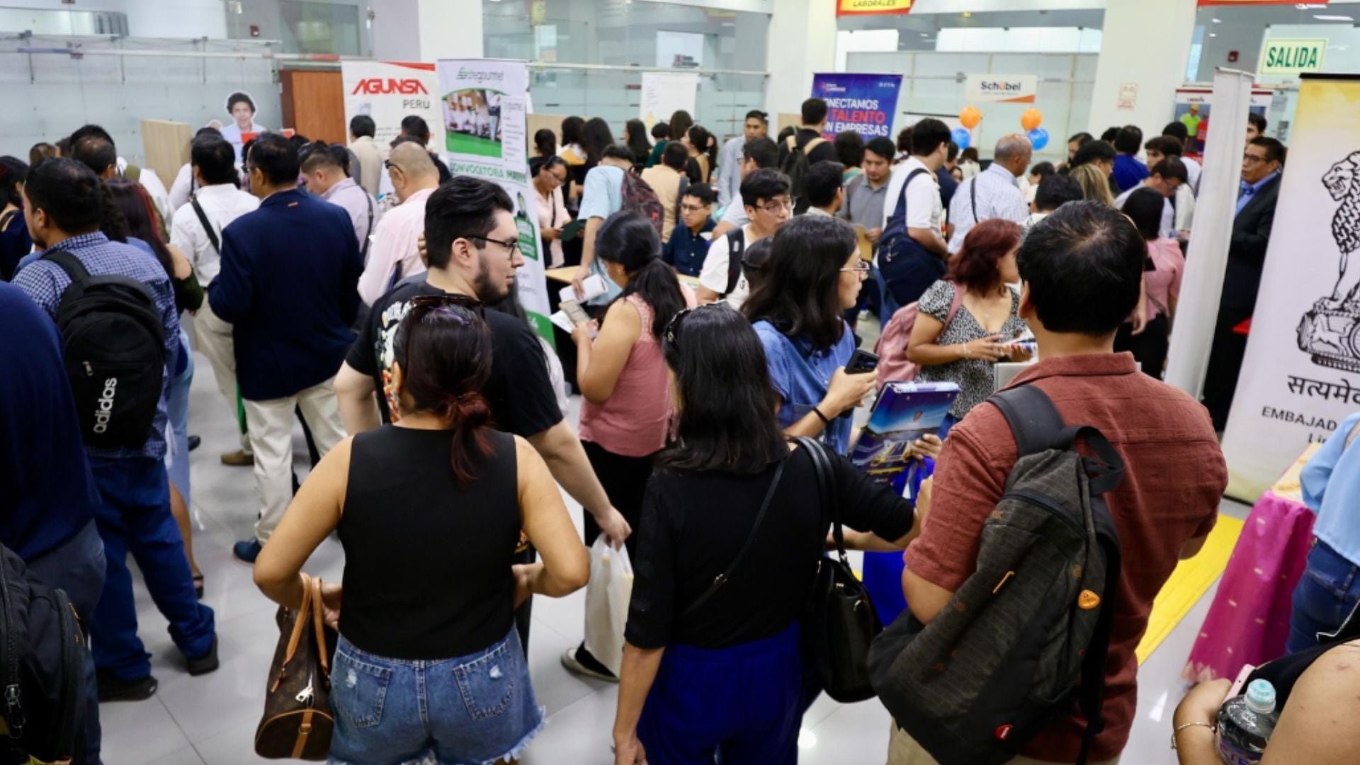 La convocatoria laboral es importante porque ofrece oportunidades reales de empleo formal a personas en situación vulnerable, impulsa la inserción de jóvenes en el mercado laboral, garantiza procesos de selección justos, contribuye a reducir la informalidad y fortalece las competencias de los postulantes mediante capacitación profesional - Créditos: Andina.