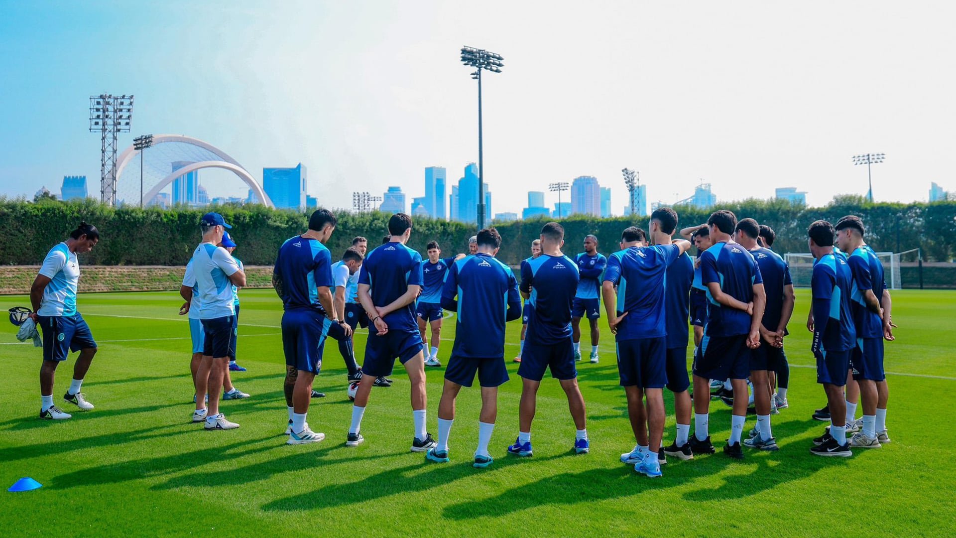 Tras partir el sábado por la madrugada con un itinerario que incluyó dos escalas, Cruz Azul aterrizó este lunes en Doha, Qatar para encarar su primer compromiso en la Copa Intercontinental frente al Flamengo.
Crédito: X: Cruz Azul
