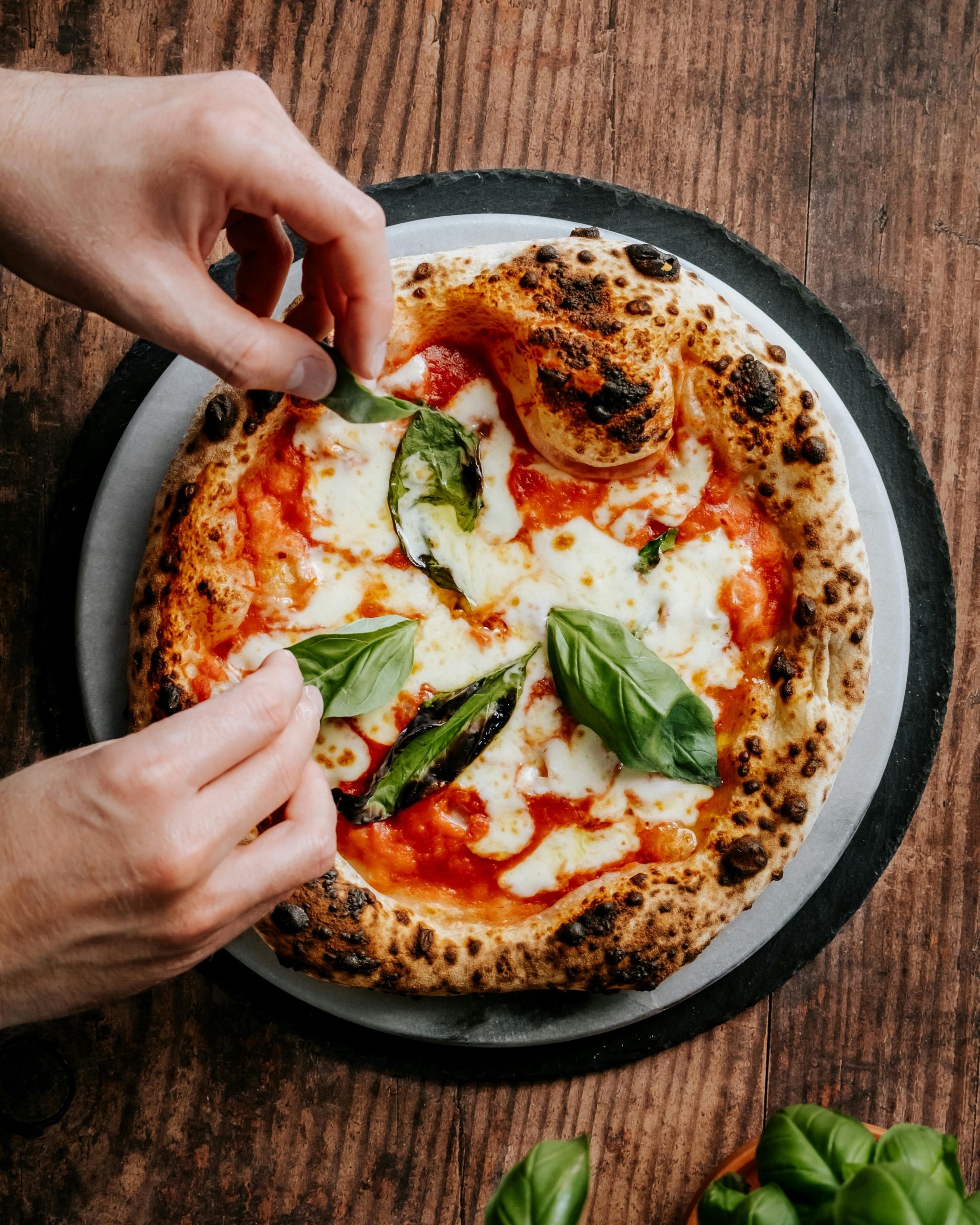 Pizza napolitana, ícono italiano, existe en versión marinara y margherita, esta última lleva tomate, mozzarella y albahaca evocando la bandera de Italia (Pexels)