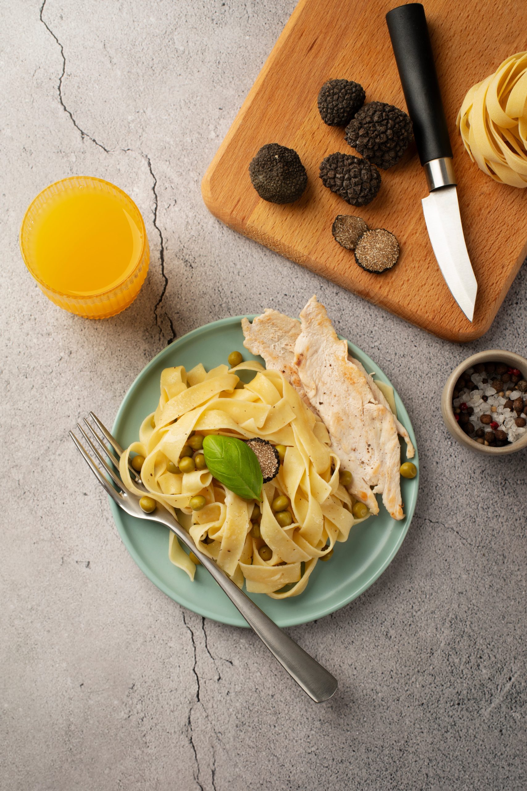 Tajarin al tartufo bianco d’Alba ocupa el tercer puesto, es una pasta artesanal piamontesa hecha con fideos, manteca y trufa blanca local (Freepik)