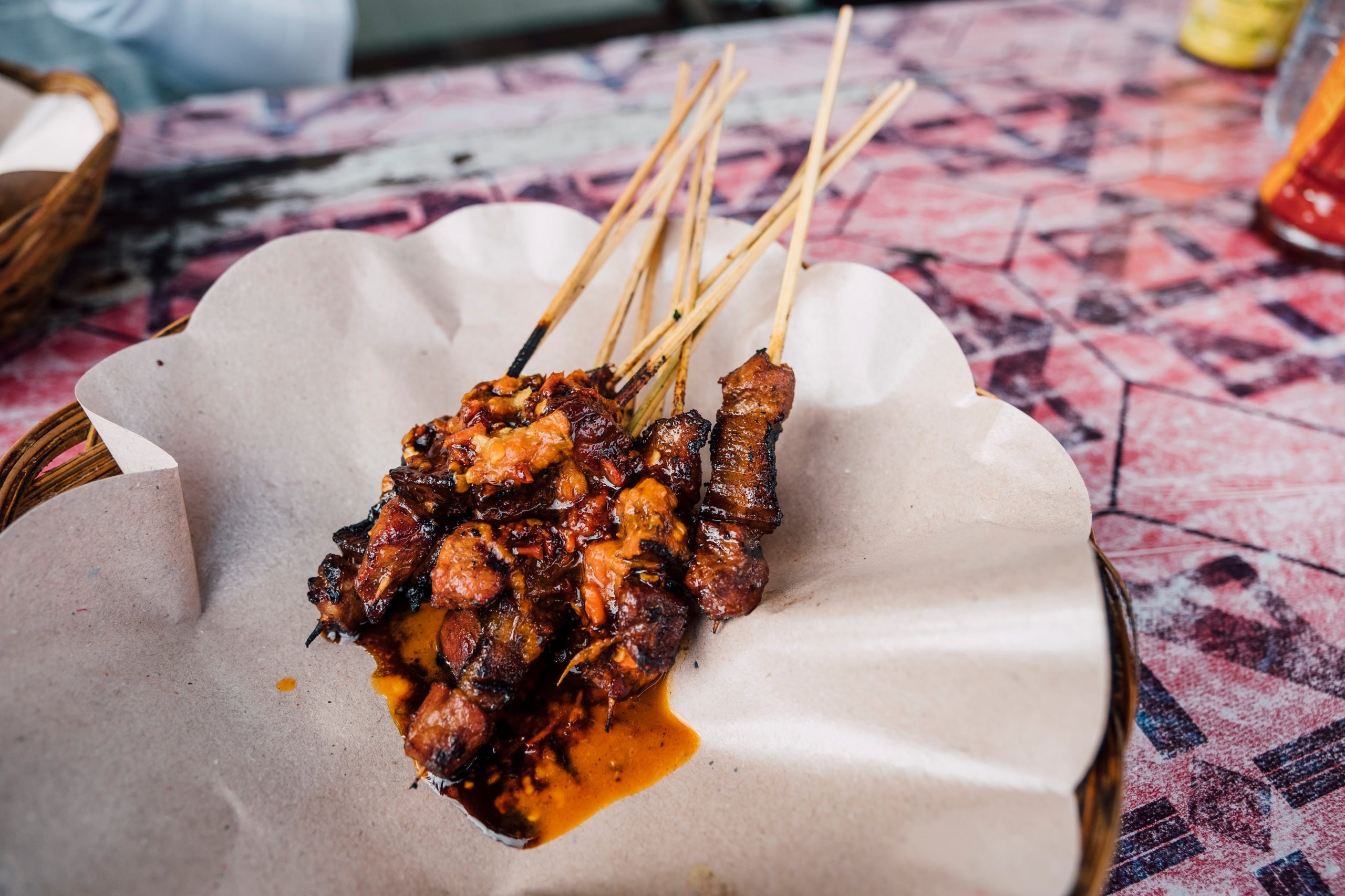 Sate kambing es la brocheta característica en Indonesia, con carne de cabra o cordero marinada y asada en pinchos de bambú sobre combustión directa (Freepik)