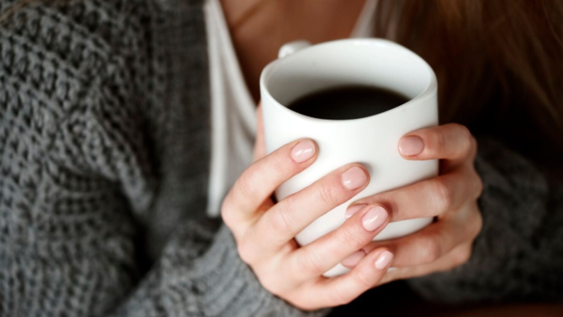 Expertos internacionales coinciden en un margen seguro de cafeína, alertan sobre riesgos de superar los 400 miligramos diarios y recomiendan atención a síntomas personales.