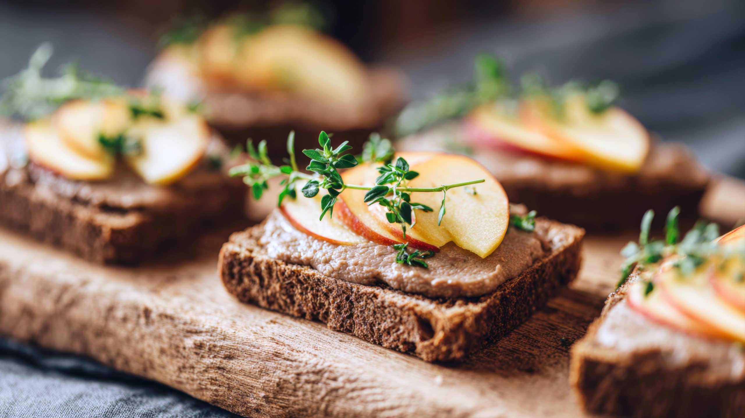 Canapé de paté con manzana. (Adobe Stock)