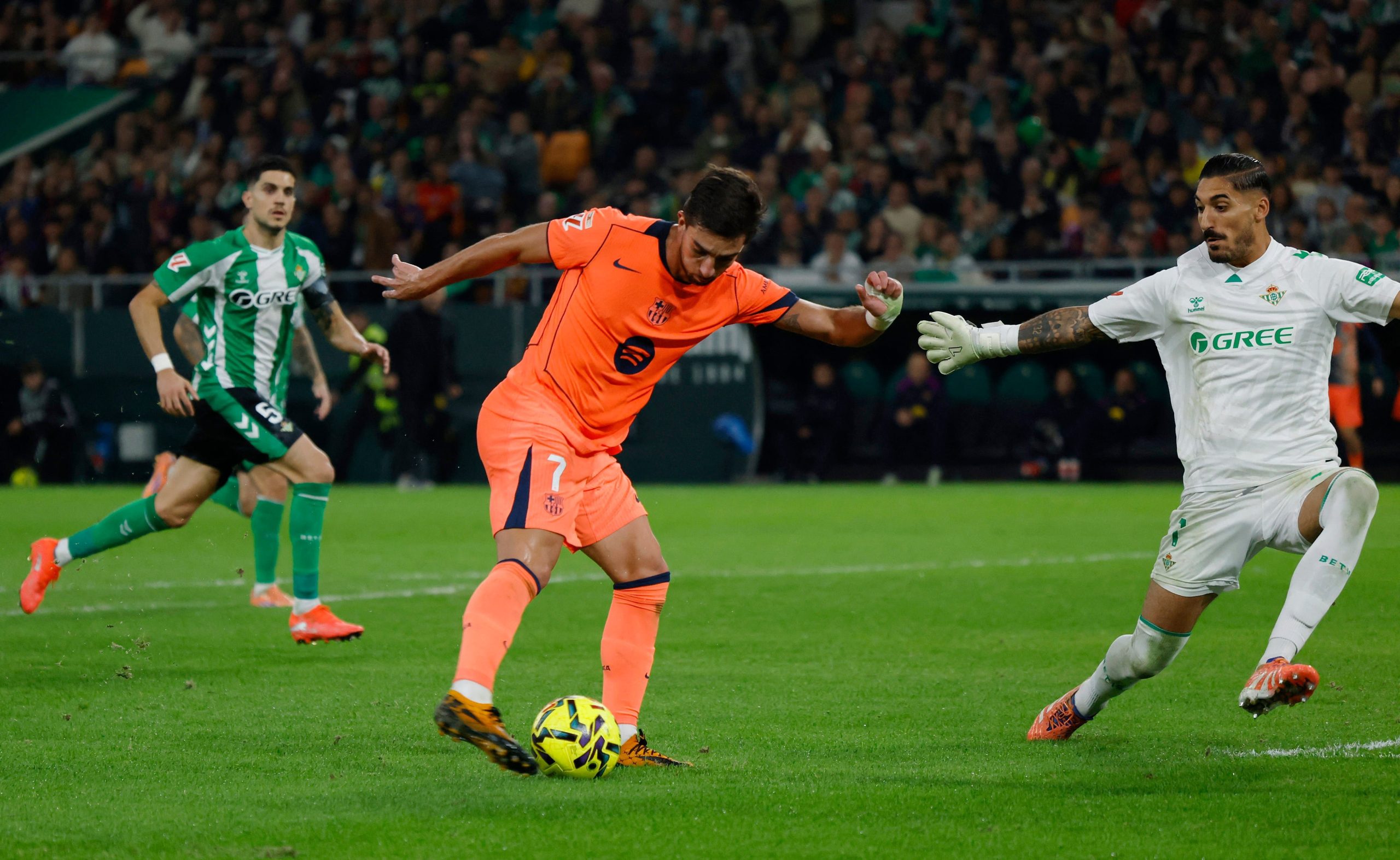 Barcelona ratificó su condición de campeón en España y superó al Betis en Sevilla por 5-3 - crédito Marcelo Del Pozo/REUTERS