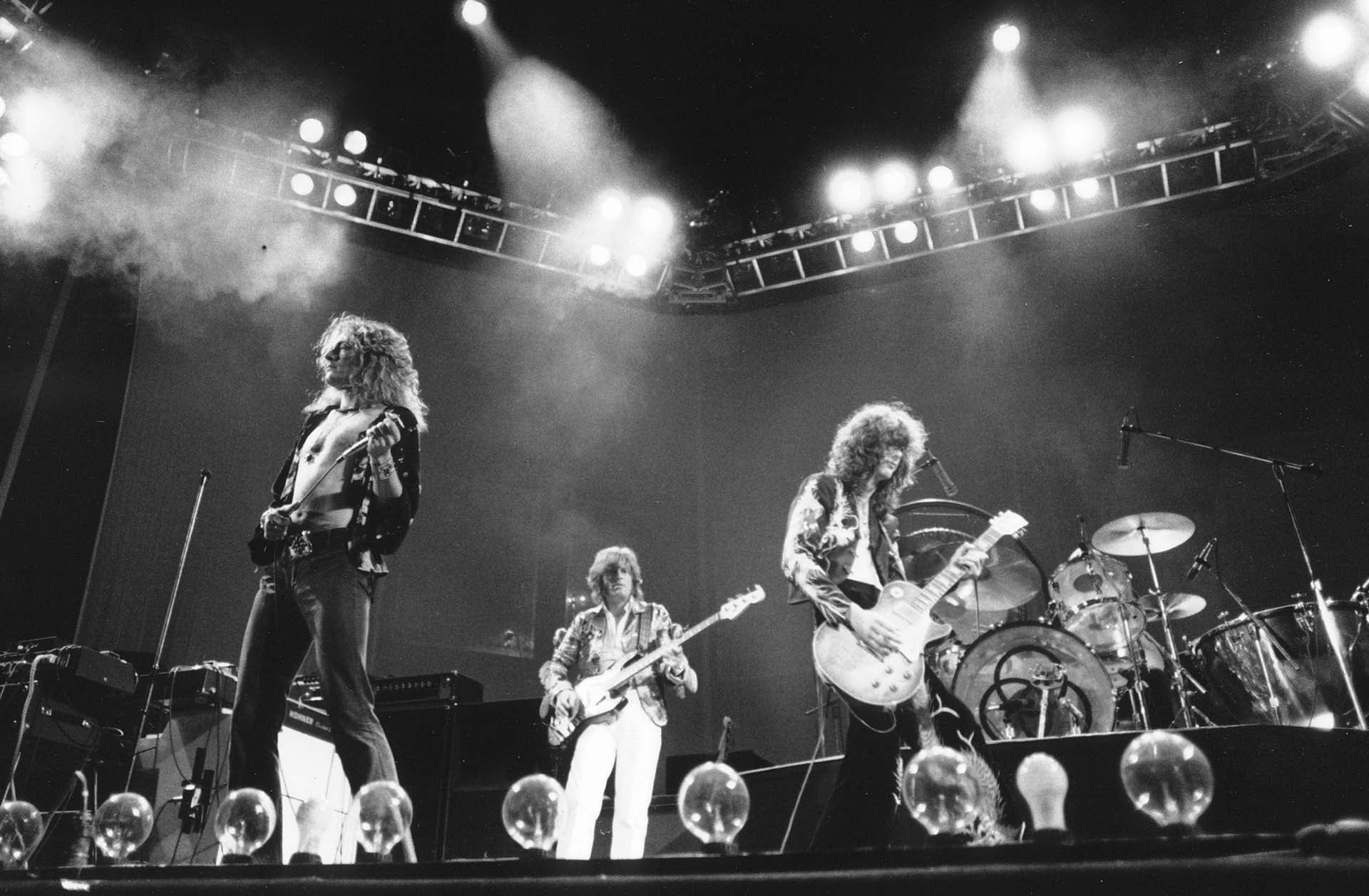 Miembros de Led Zeppelin en concierto durante los años 70.