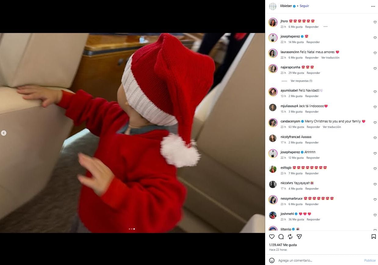 Justin Bieber y Hailey Bieber compartieron la ternura navideña al mostrar a su hijo Jack Blues vestido con suéter rojo y gorro de Papá Noel (Instagram/@lilbieber)