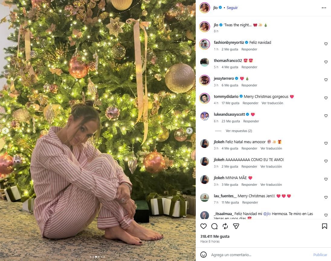 Jennifer Lopez posó junto a su árbol navideño en un ambiente familiar y cálido, reflejando la unión y la alegría de las fiestas en su hogar (Instagram/@jlo)