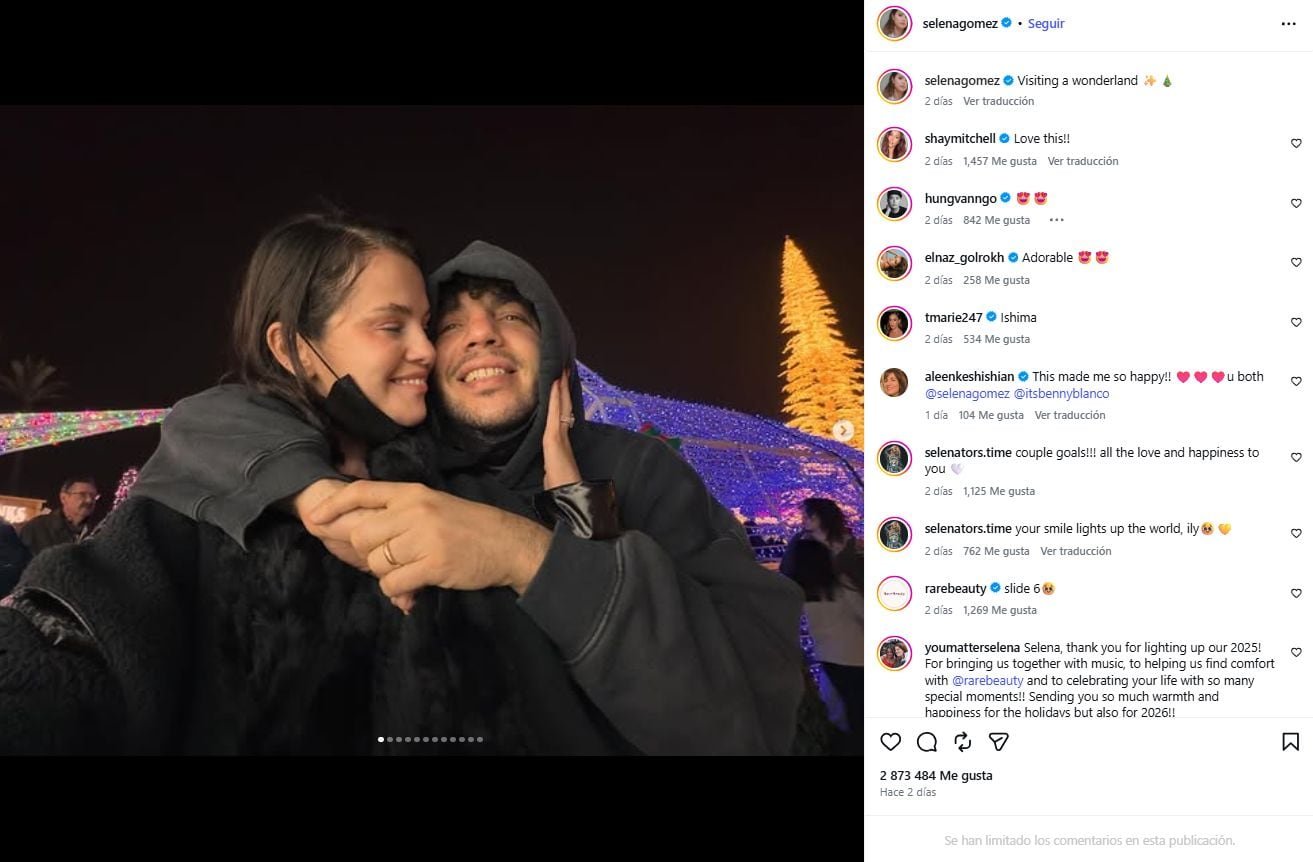Selena Gomez y Benny Blanco disfrutaron de la Navidad de manera anónima, sumergiéndose en un mar de luces y fantasía (Instagram/@selenagomez)