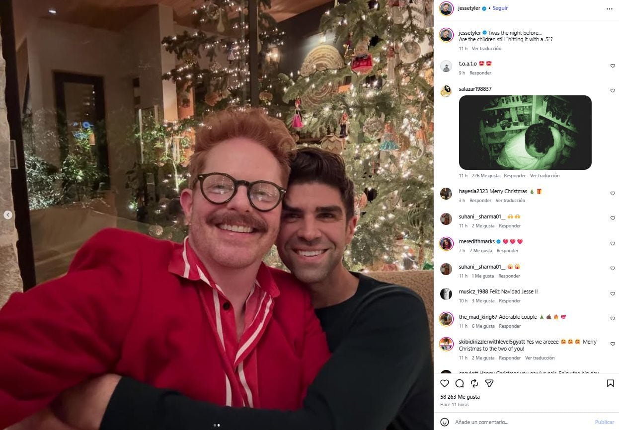 Jesse Tyler Ferguson y Justin Mikita compartieron una imagen en Nochebuena, mostrando su espíritu festivo y la importancia de celebrar en pareja durante la Navidad (Instagram/@jessetyler)