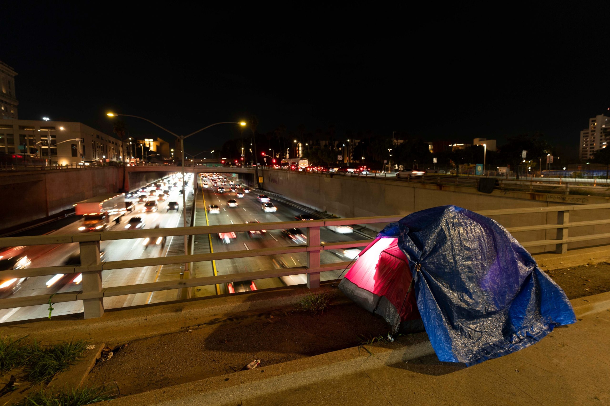 El hombre leía en plazas públicas, estudiaba de noche en albergues y asistía a clases gratuitas en línea. (AP foto/Jae C. Hong)