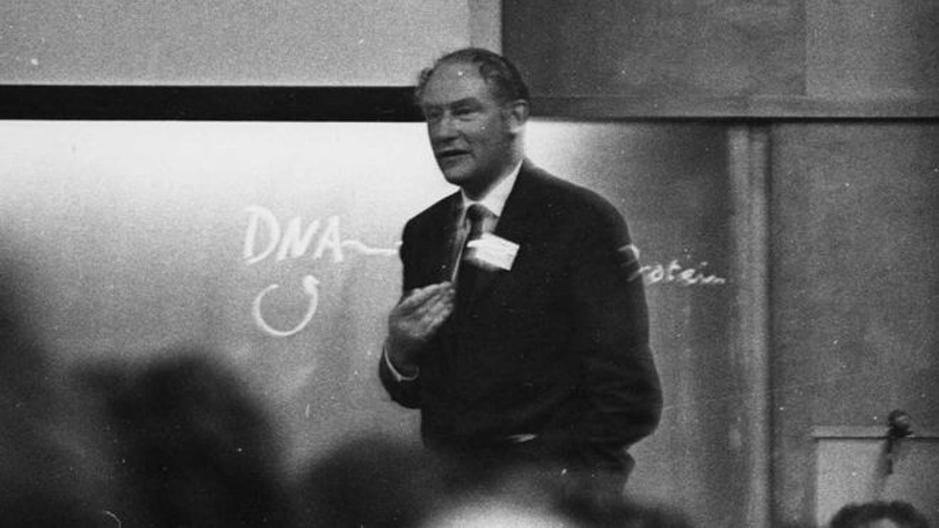 Francis Crick revolucionó la genética al descifrar la estructura del ADN y desafiar los límites de la ciencia