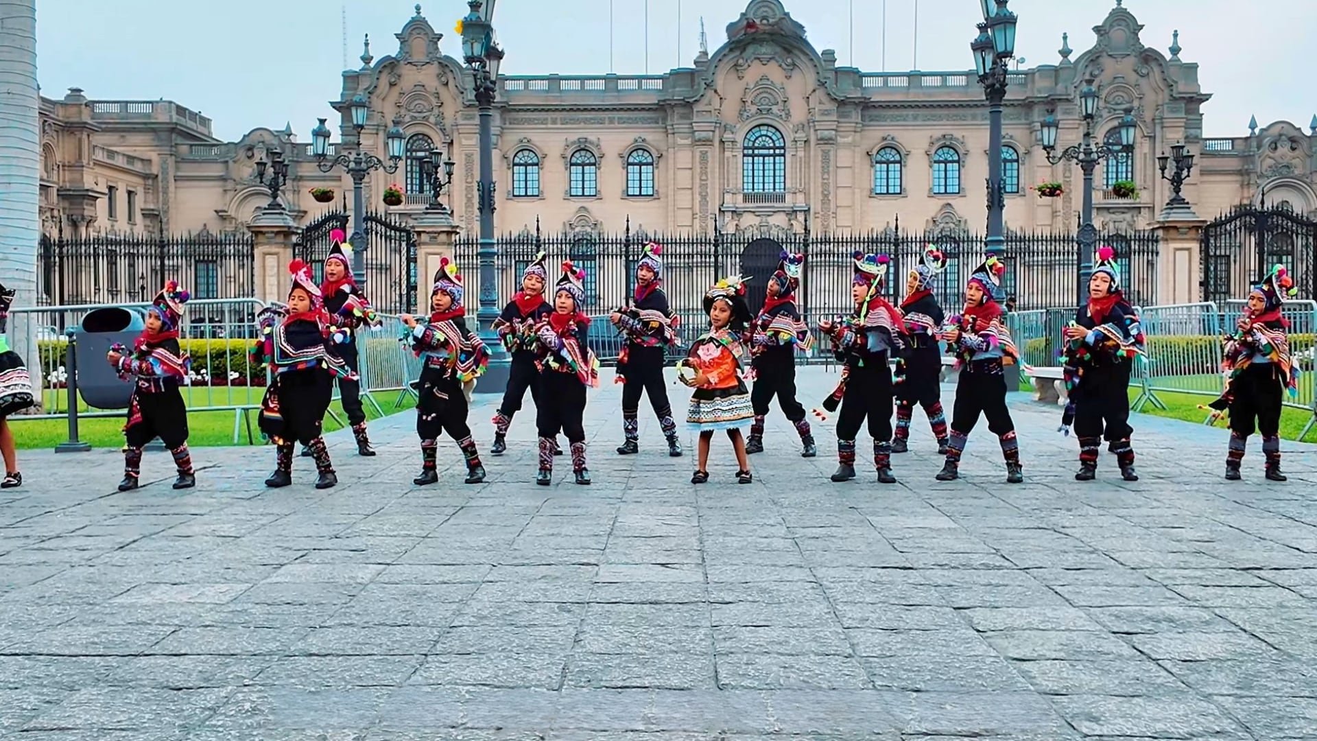 Las grabaciones del videoclip muestran escenarios emblemáticos de Huancavelica, Lima y Zaragoza, resaltando la riqueza simbólica de cada región. - Crédito: Coro de Niños Acólitos de Huancavelica