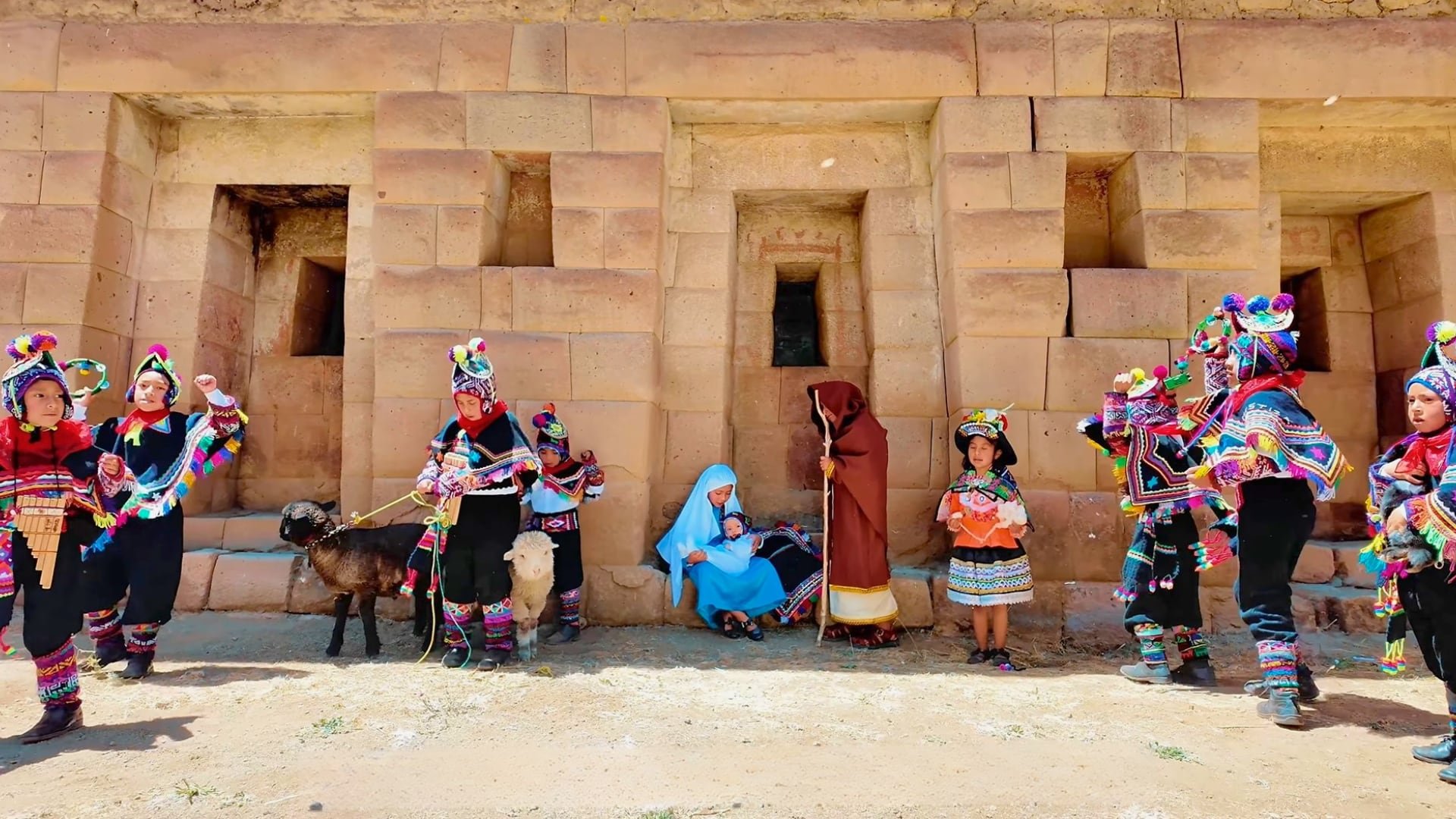 La producción alterna imágenes de escenarios históricos como el Templo Inca de Huaytará. - Crédito: Coro de Niños Acólitos de Huancavelica