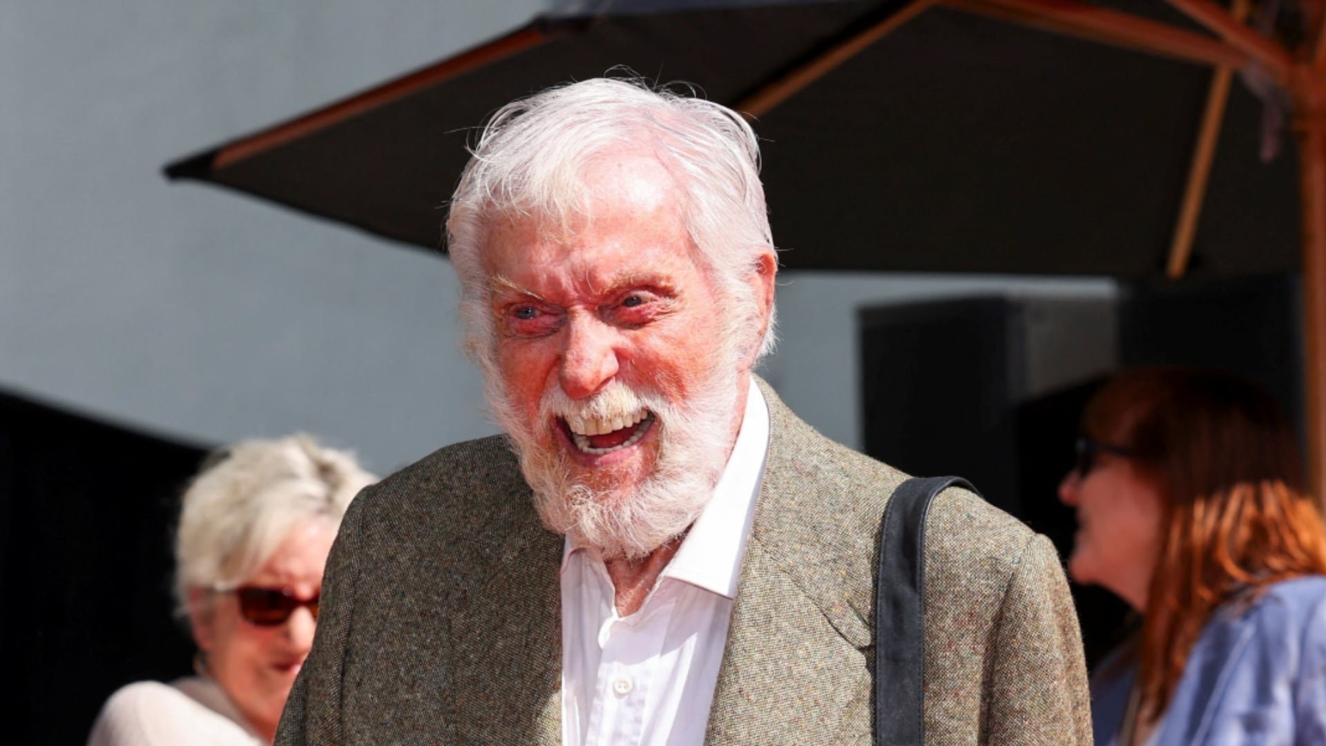 Dick Van Dyke confiesa que dejar de fumar fue un proceso mucho más difícil que abandonar el alcohol.