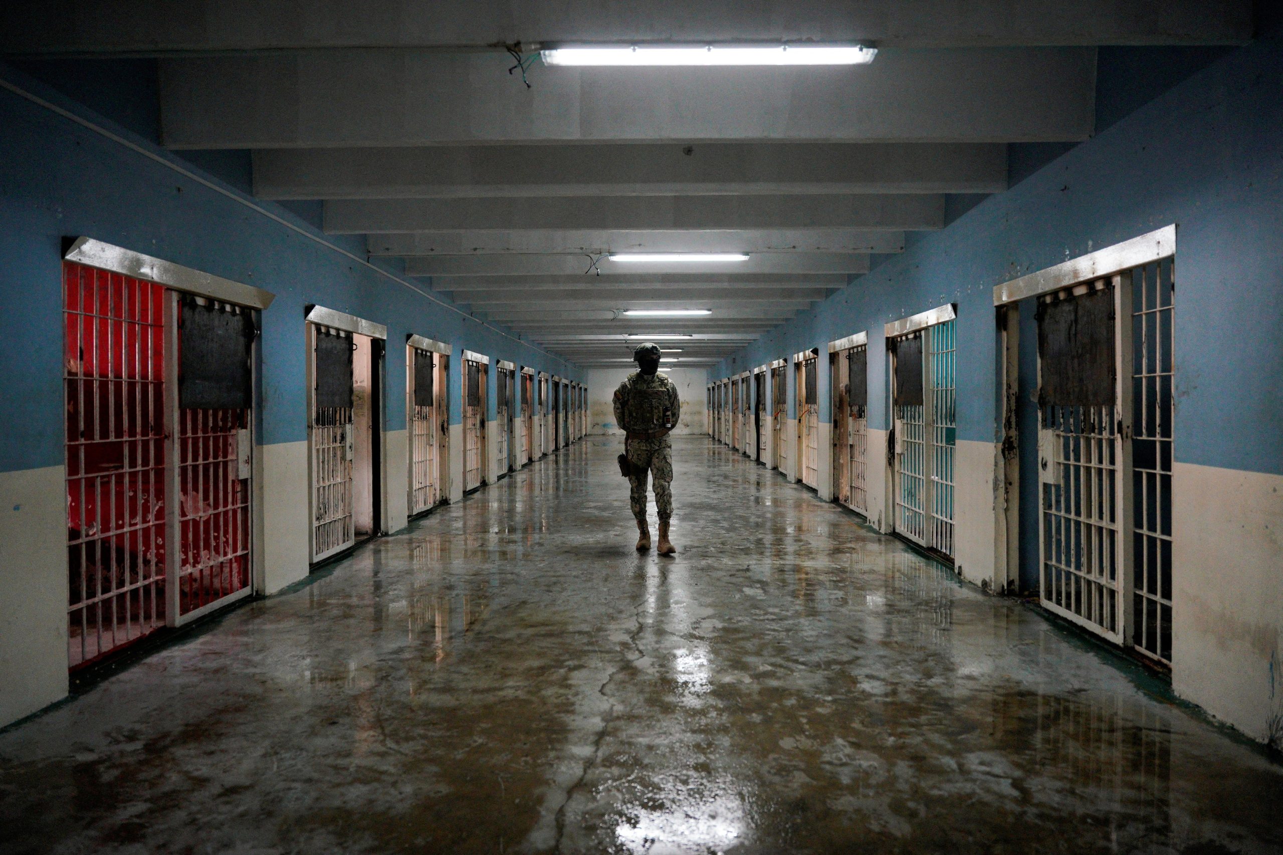 Imagen de archivo. Un miembro del ejército camina por un área recientemente reacondicionada de la Penitenciaría del Litoral, en Guayaquil, Ecuador. 9 de abril de 2025. REUTERS/Santiago Arcos