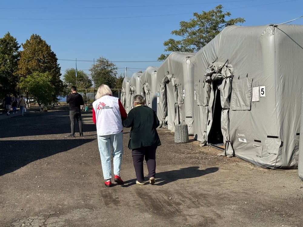 El sistema de salud ucraniano enfrenta un colapso por falta de personal médico en las zonas de combate. En Donetsk, el cirujano de MSF es el único que opera en toda la región. (MSF)