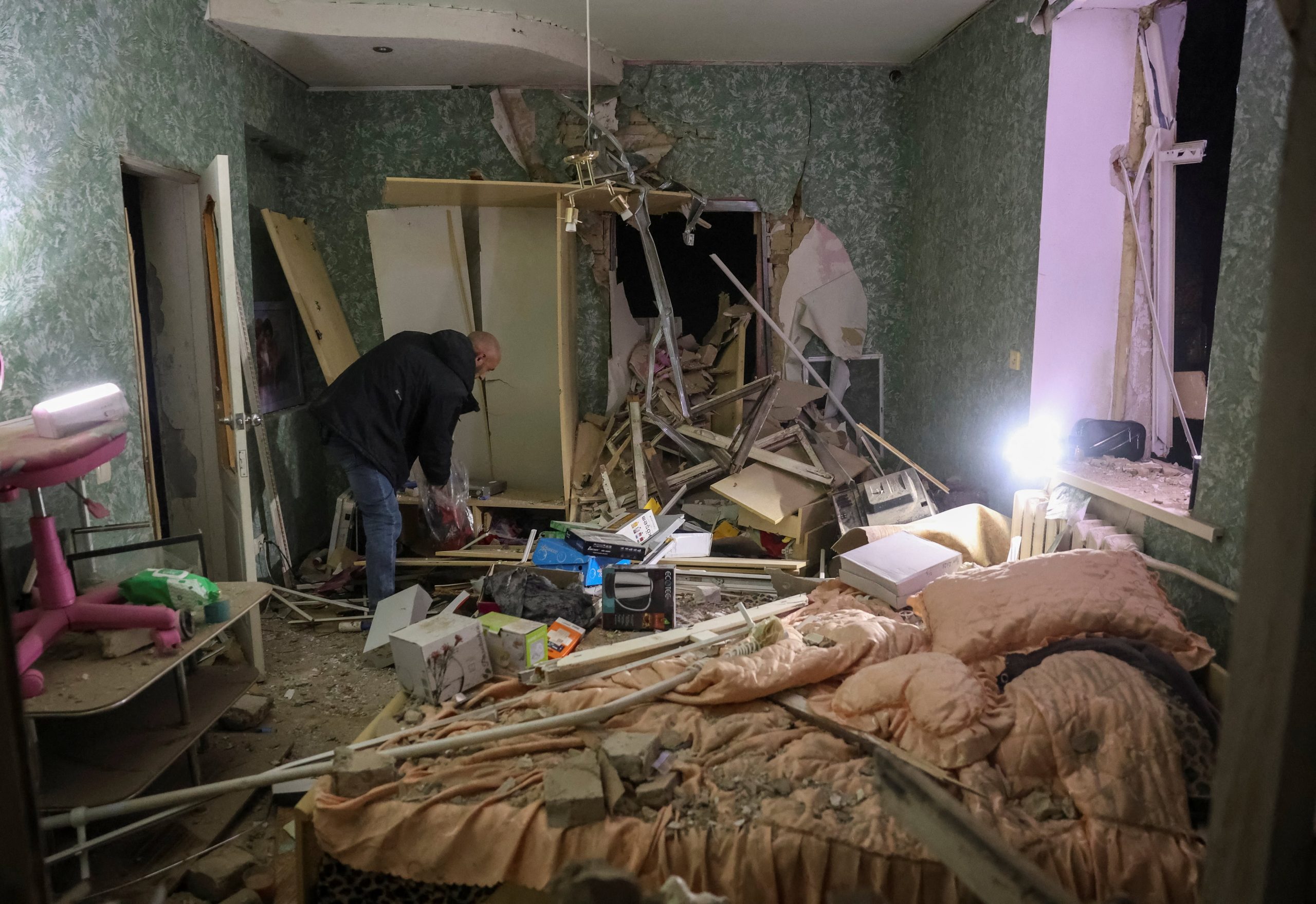 Un residente rescata sus pertenencias en su apartamento, dañado por un ataque aéreo ruso este jueves en Sloviansk, este de Ucrania (REUTERS/Anatolii Stepanov)
